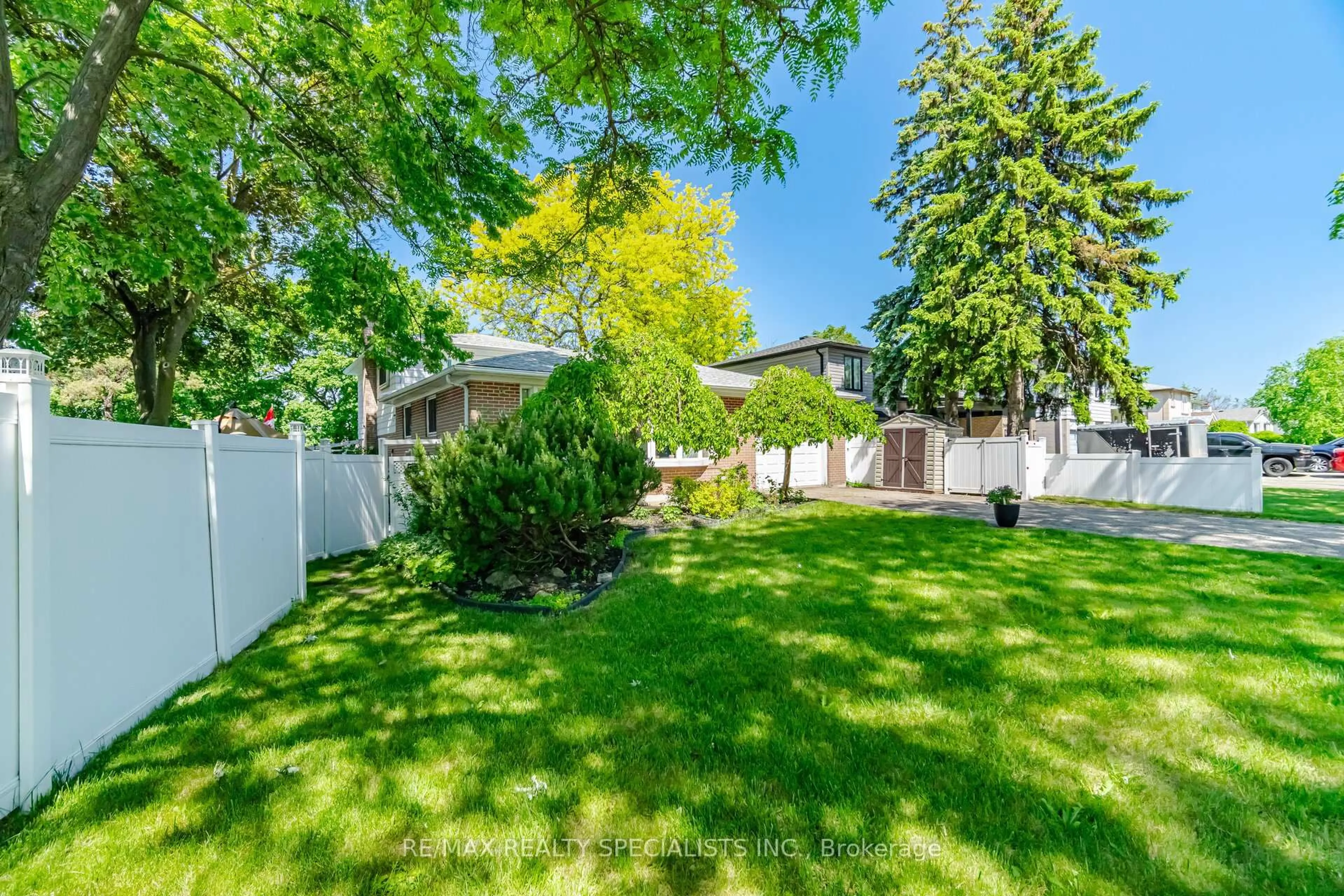 A pic from outside/outdoor area/front of a property/back of a property/a pic from drone, street for 3673 Fieldgate Dr, Mississauga Ontario L4X 2J8