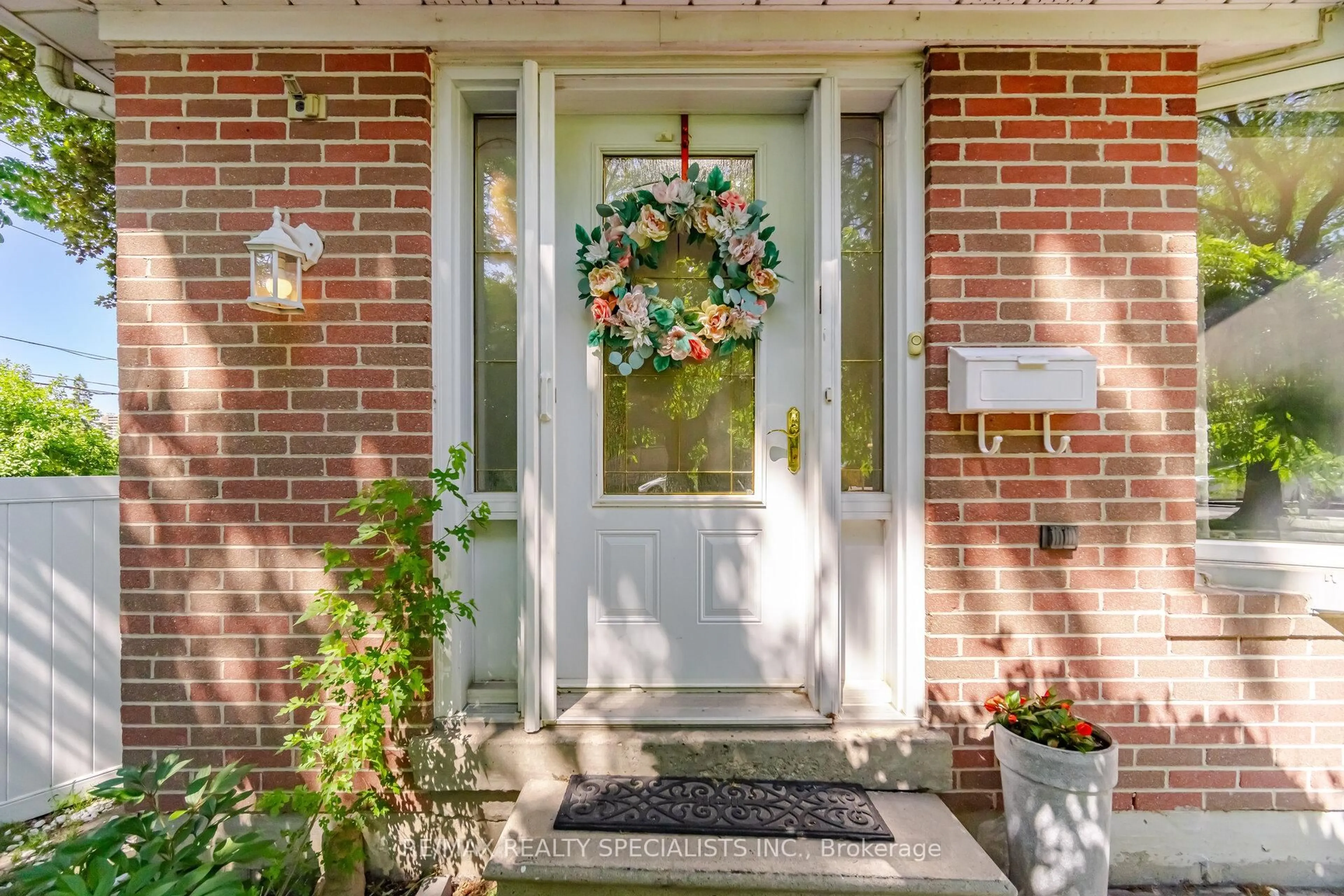 Indoor entryway for 3673 Fieldgate Dr, Mississauga Ontario L4X 2J8