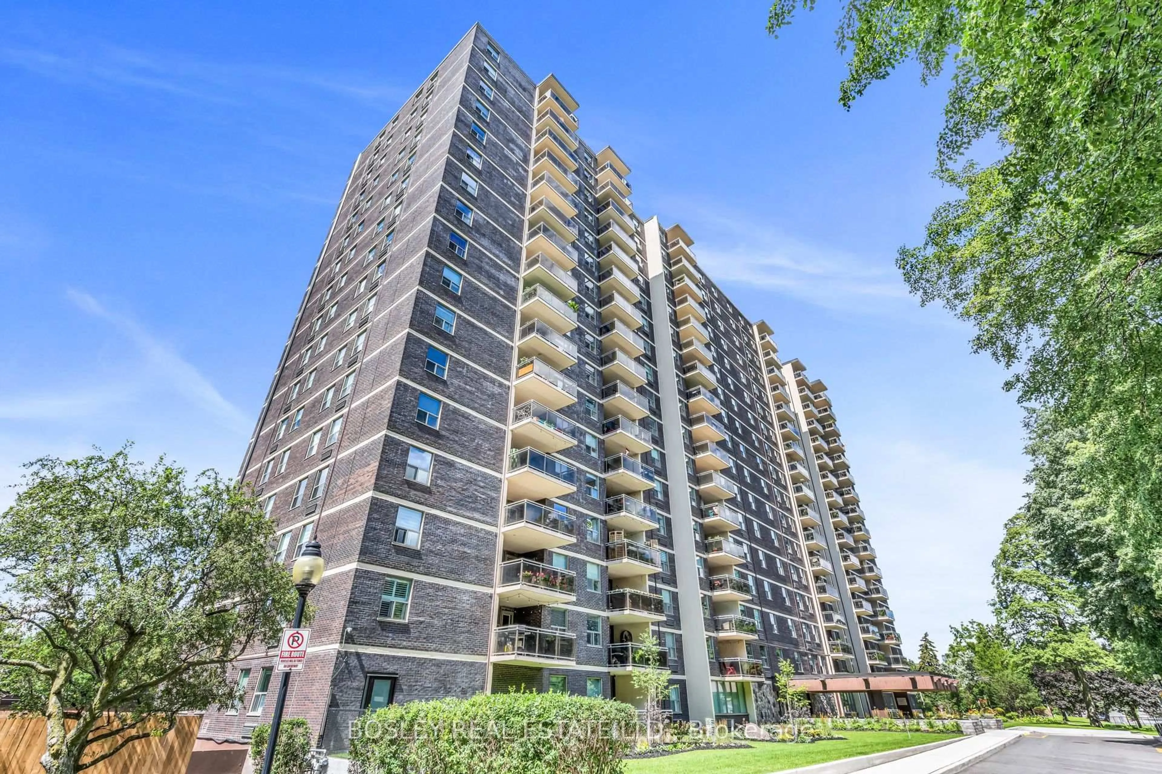 A pic from outside/outdoor area/front of a property/back of a property/a pic from drone, building for 966 Inverhouse Dr #112, Mississauga Ontario L5J 4B6
