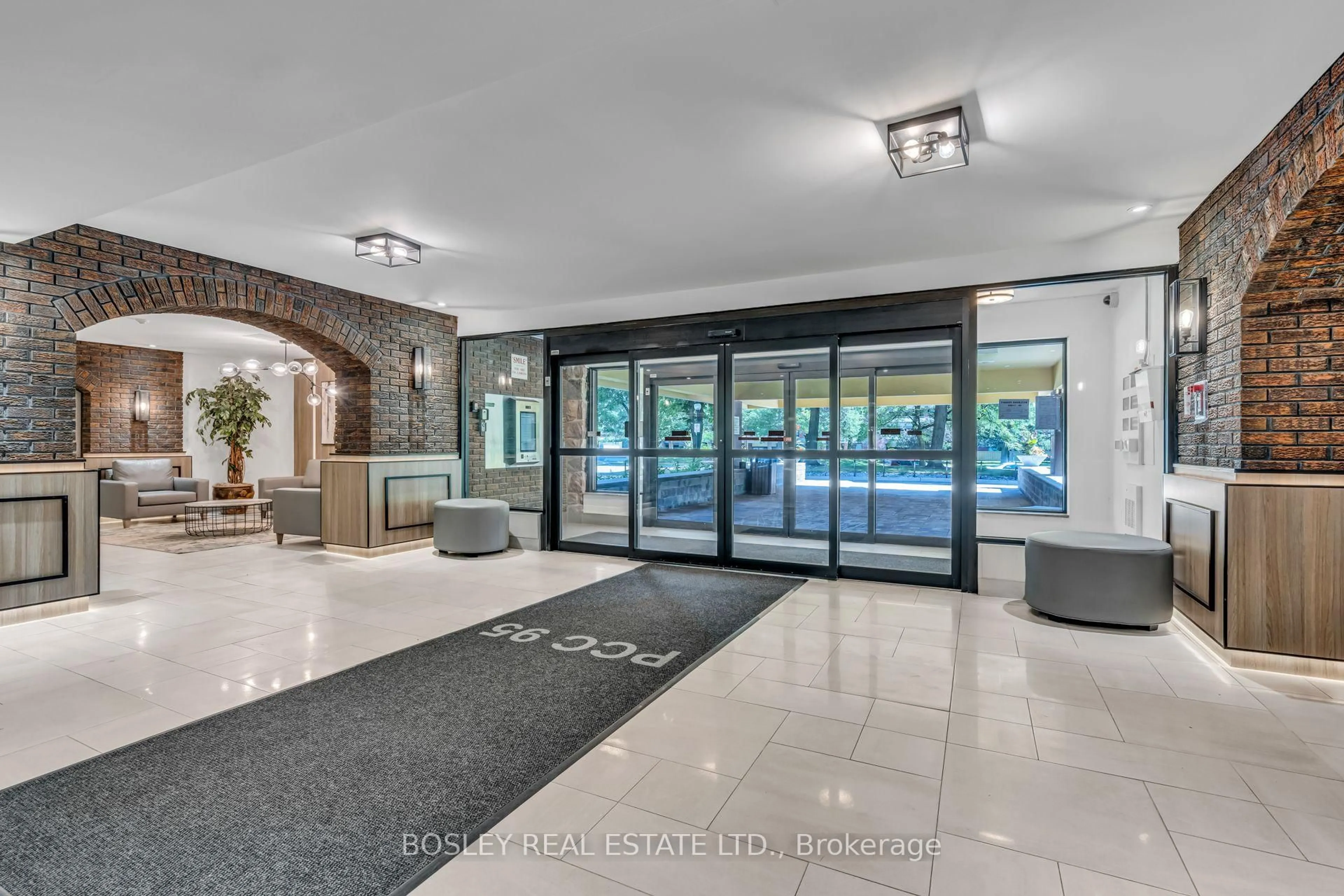 Indoor foyer for 966 Inverhouse Dr #112, Mississauga Ontario L5J 4B6