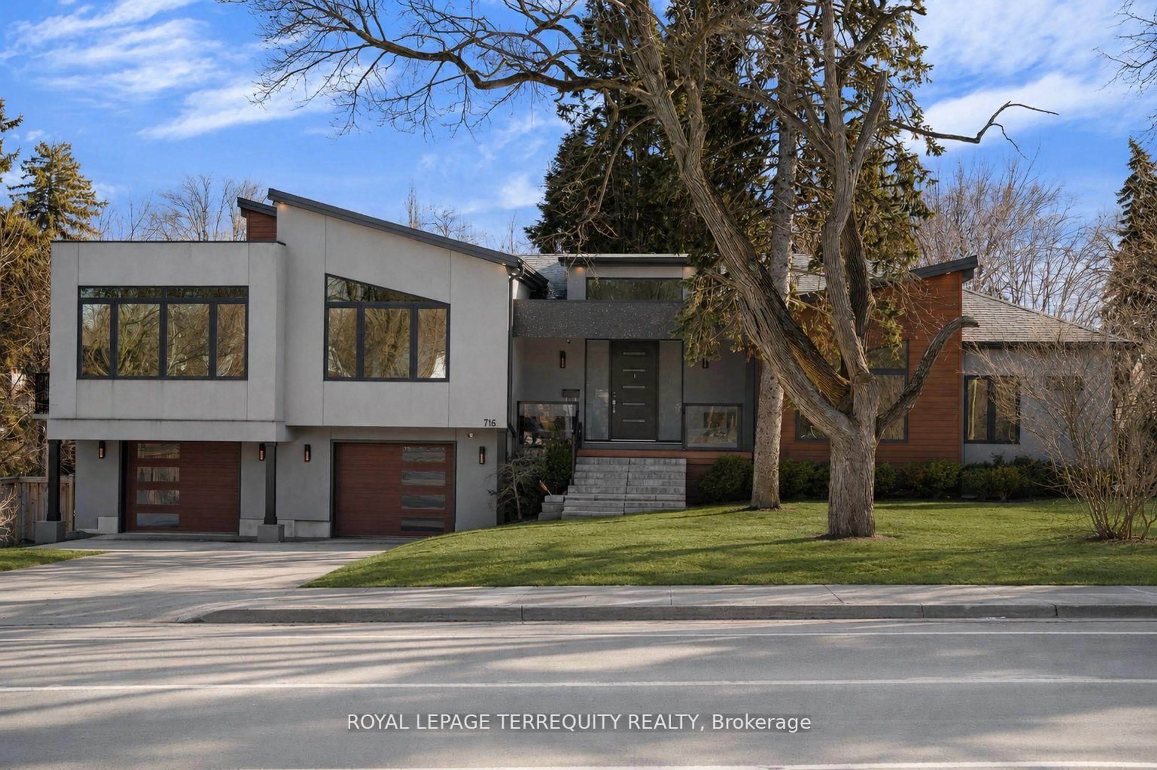 Home with brick exterior material, street for 716 North Shore Blvd, Burlington Ontario L7T 1X6