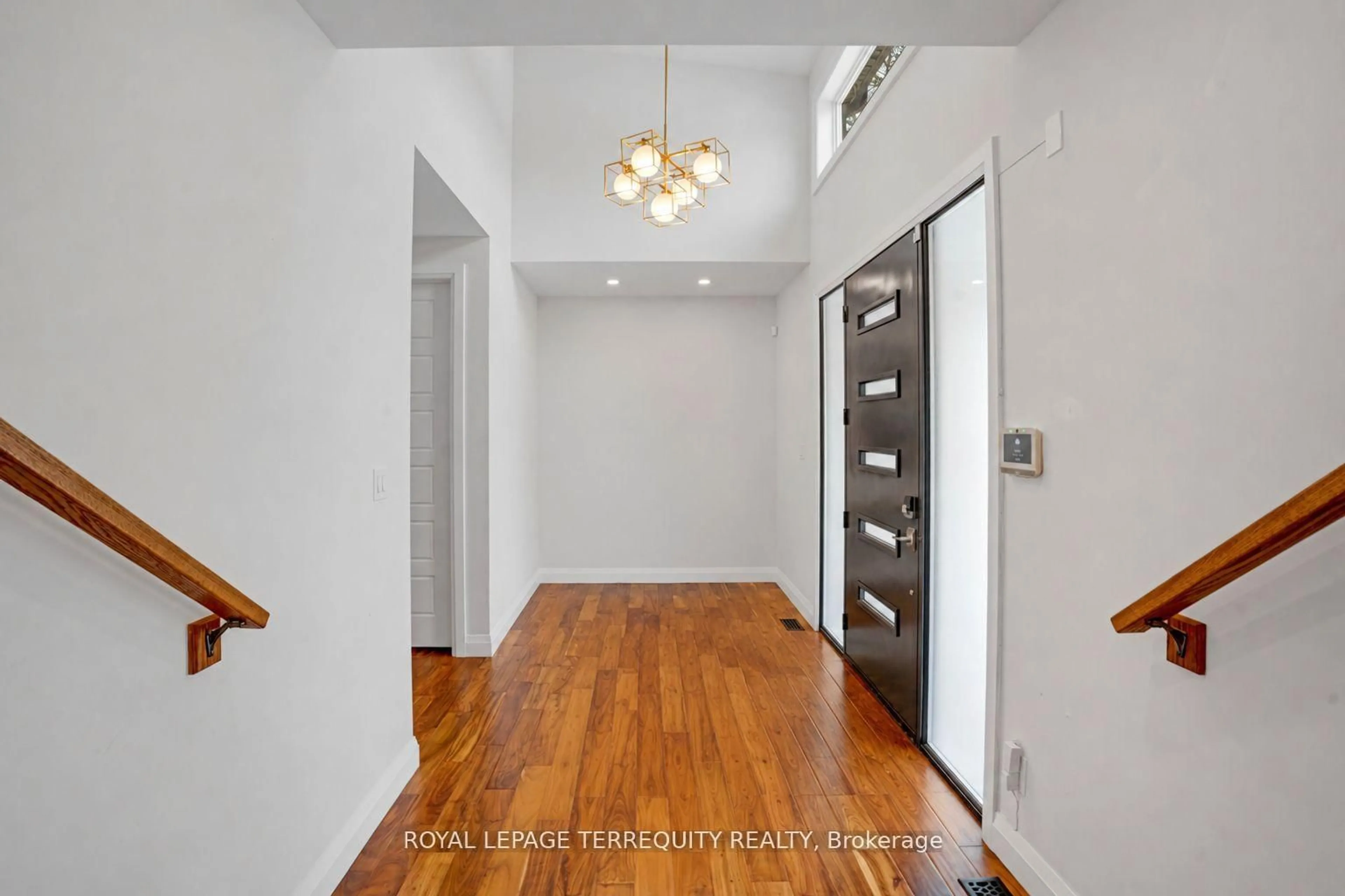 Indoor entryway for 716 North Shore Blvd, Burlington Ontario L7T 1X6