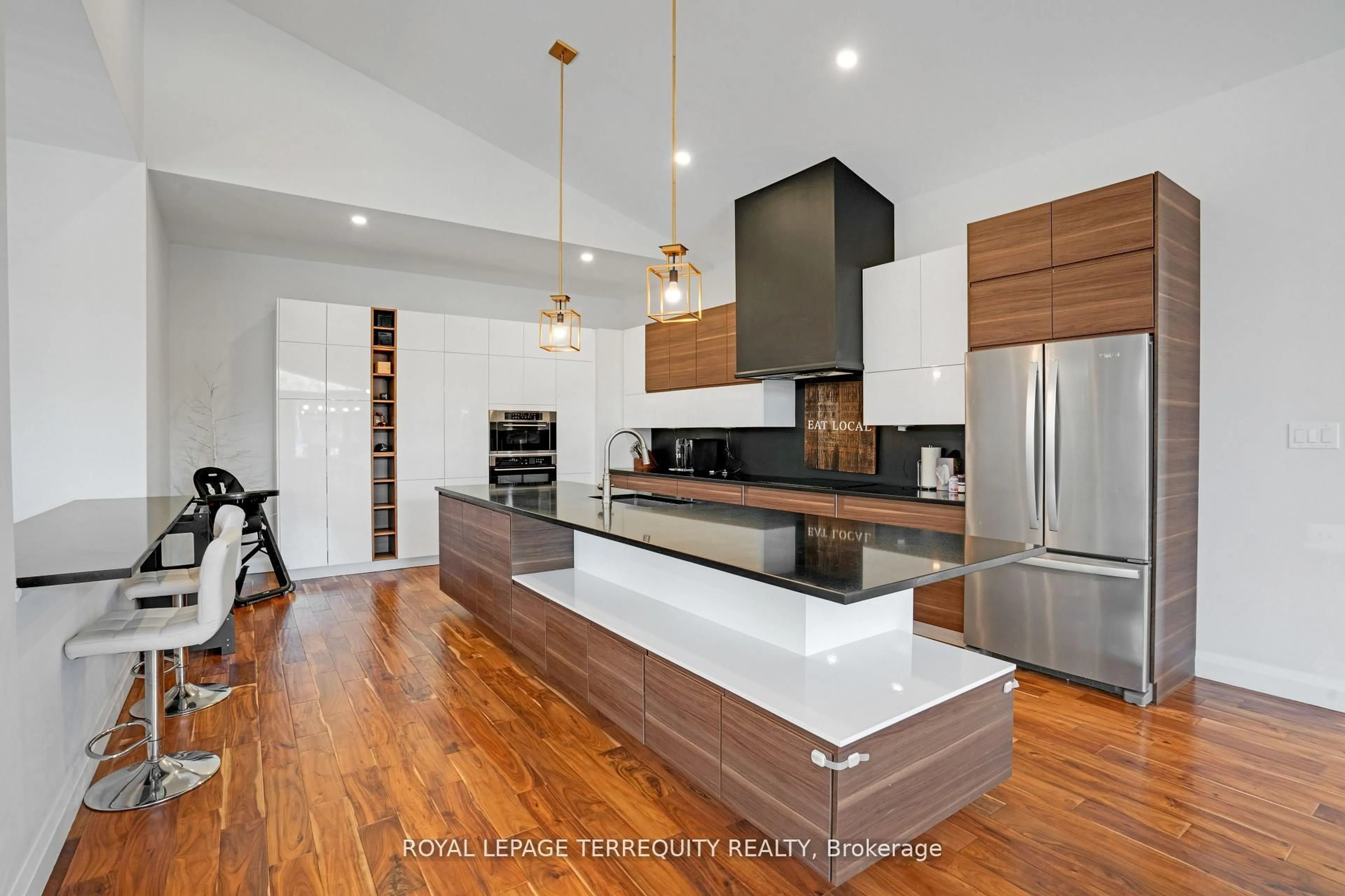 Contemporary kitchen, unknown for 716 North Shore Blvd, Burlington Ontario L7T 1X6