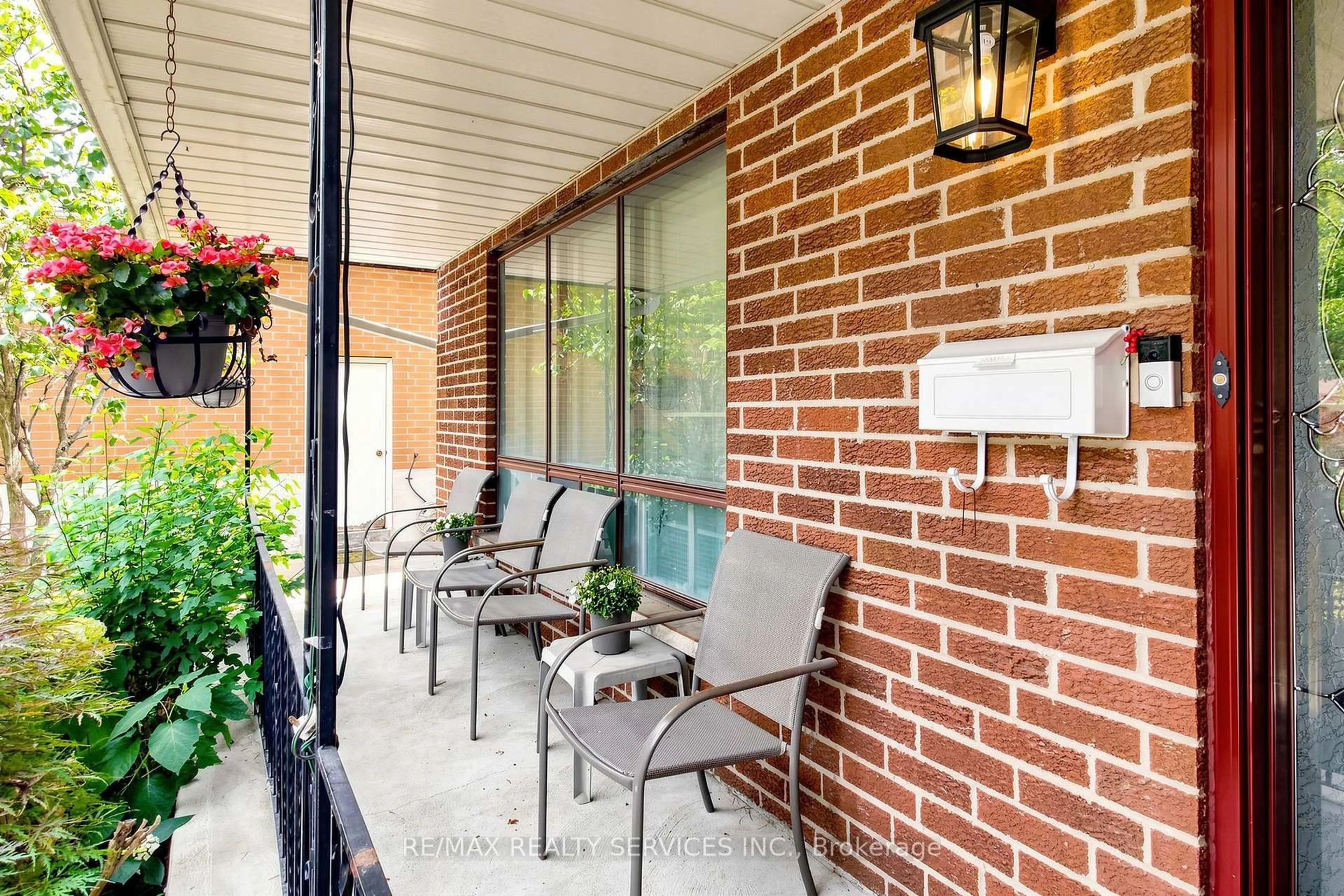 Patio, street for 25 Malcolm Cres, Brampton Ontario L6S 3C7