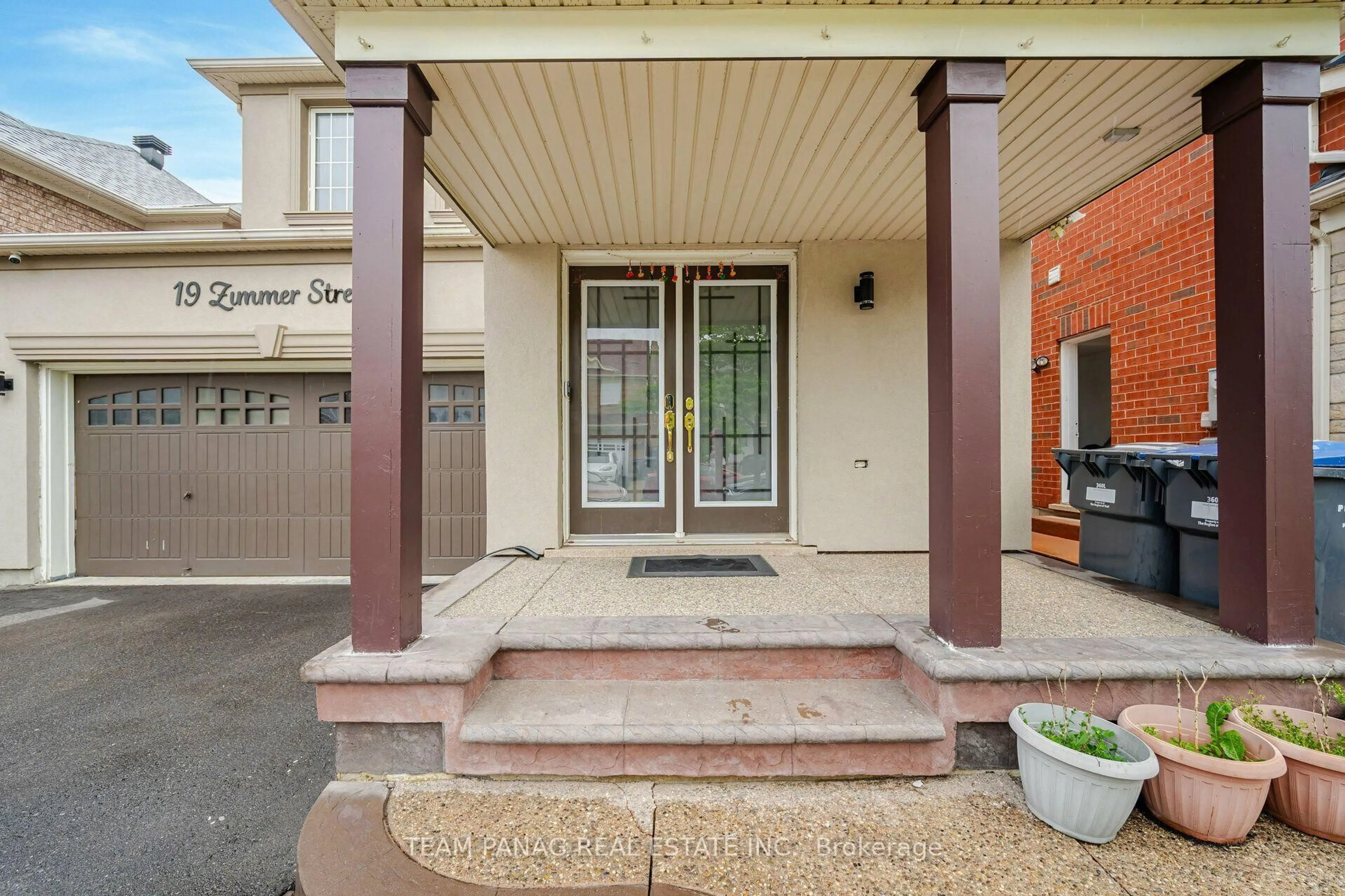 Indoor entryway for 19 Zimmer St, Brampton Ontario L6S 6L3