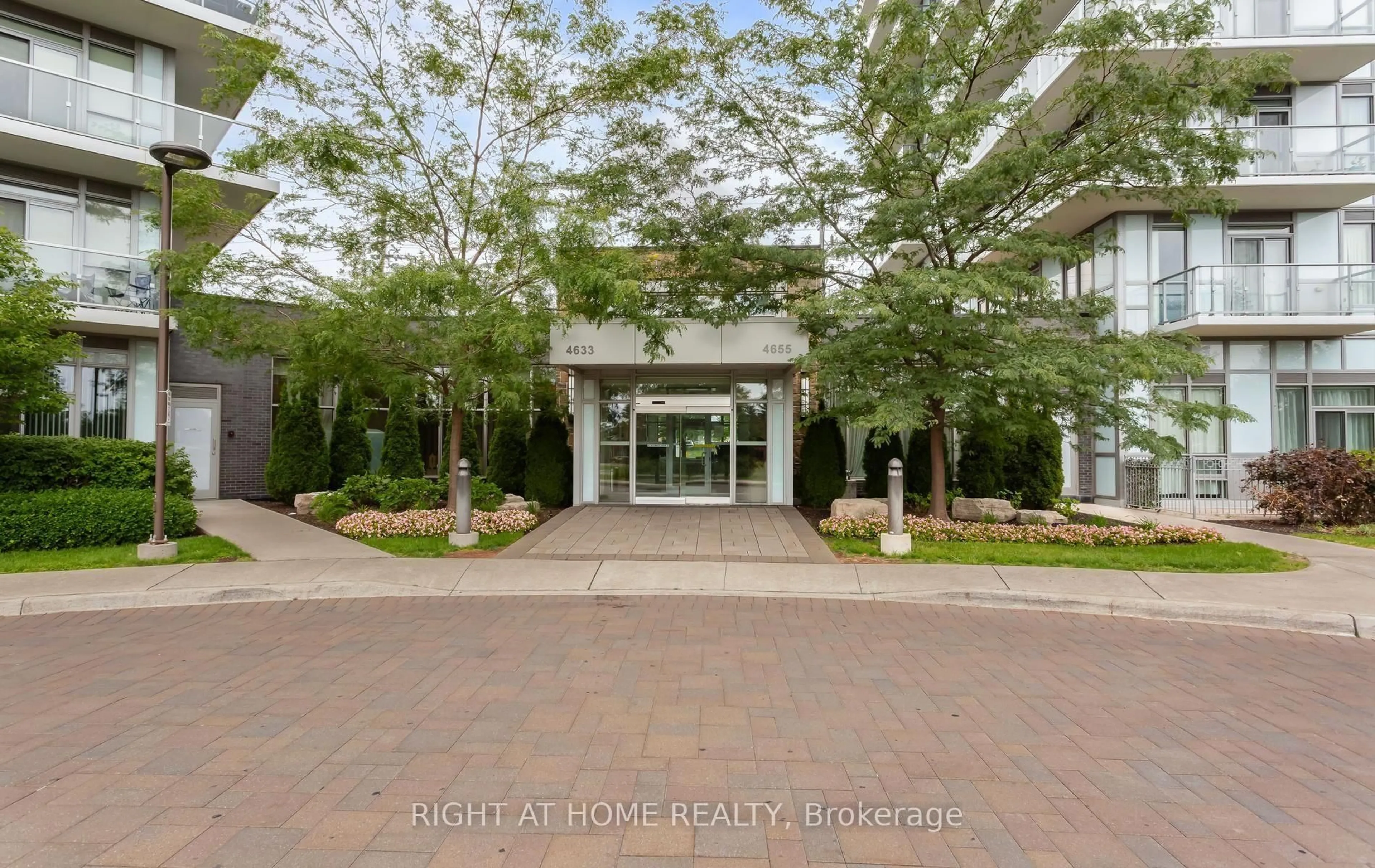 Indoor foyer for 4655 Glen Erin Dr #1604, Mississauga Ontario L5M 0Z1