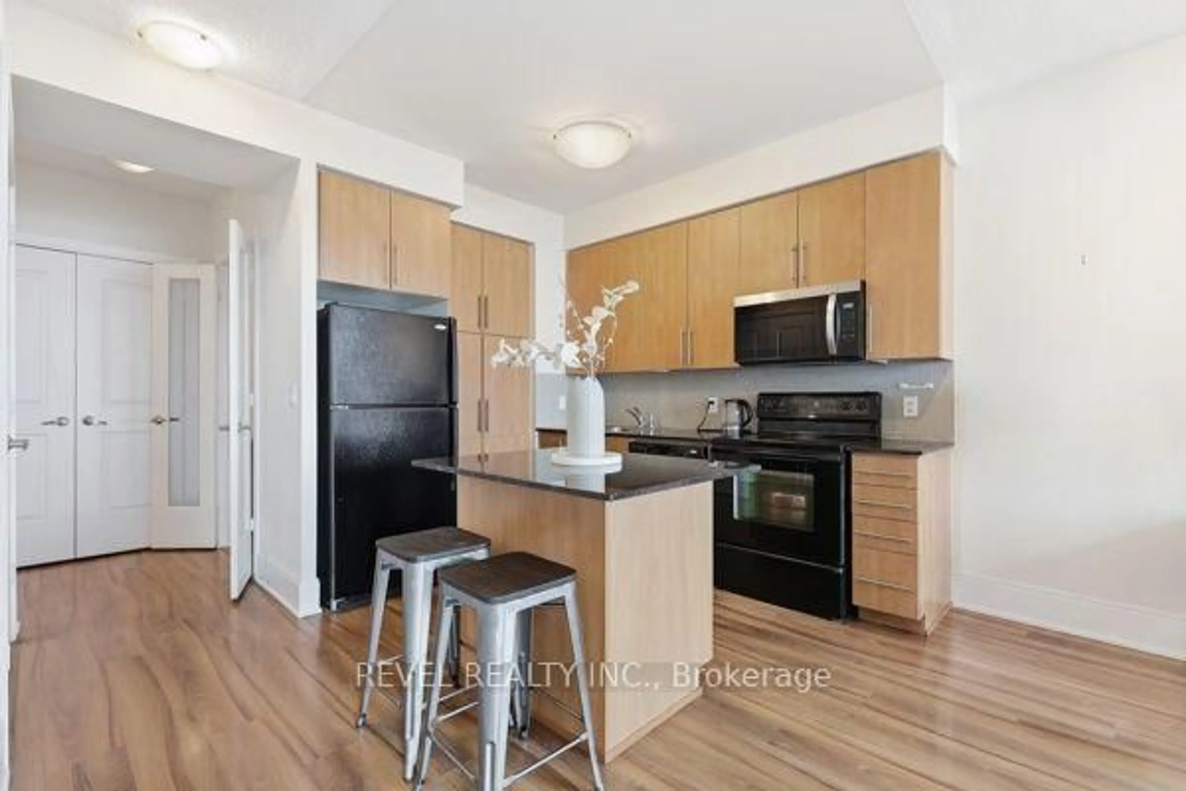 Standard kitchen, wood/laminate floor for 330 Burnhamthorpe Rd #3101, Mississauga Ontario L5B 0E1