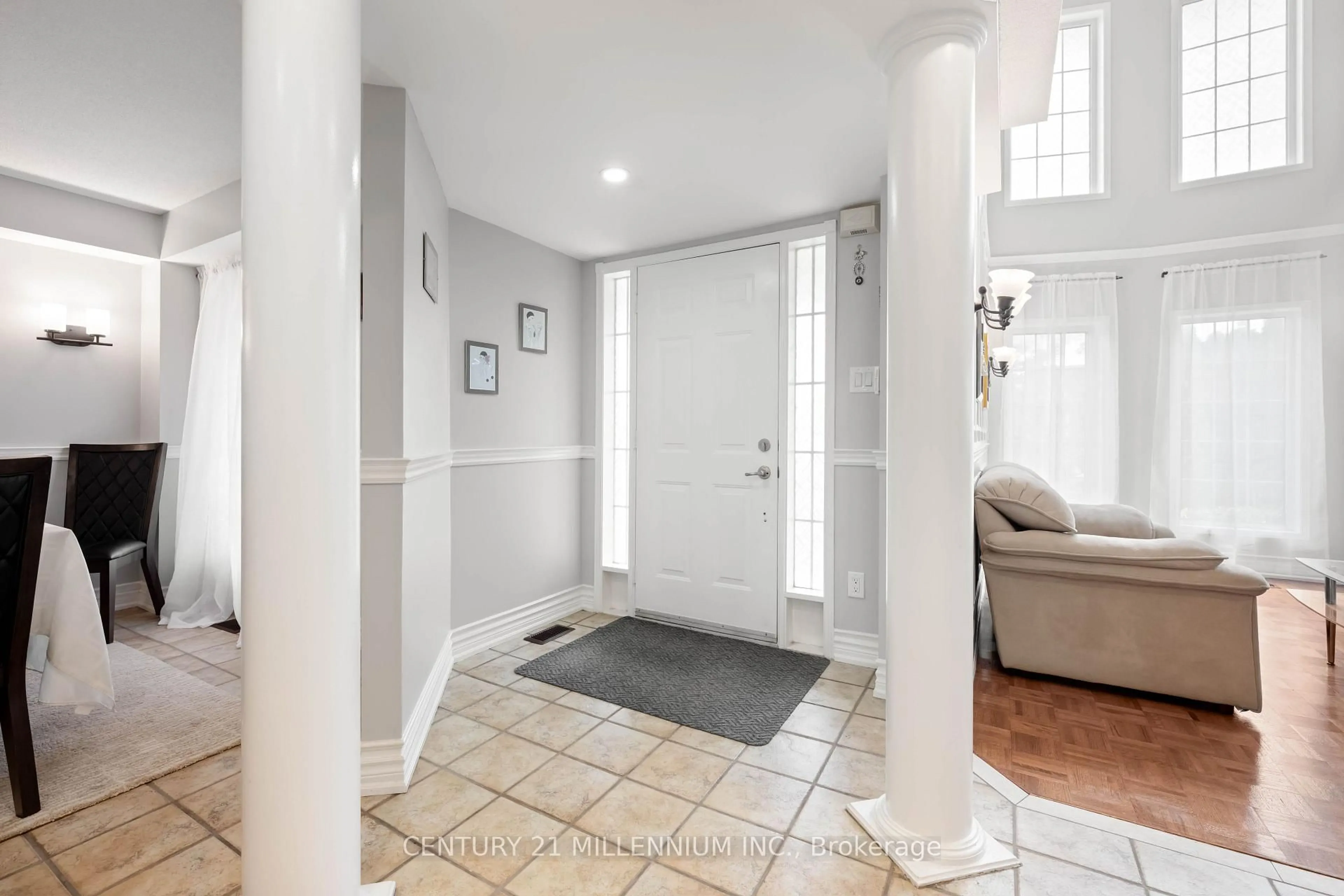 Indoor entryway for 33 Fletchers Creek Blvd, Brampton Ontario L6X 4S3