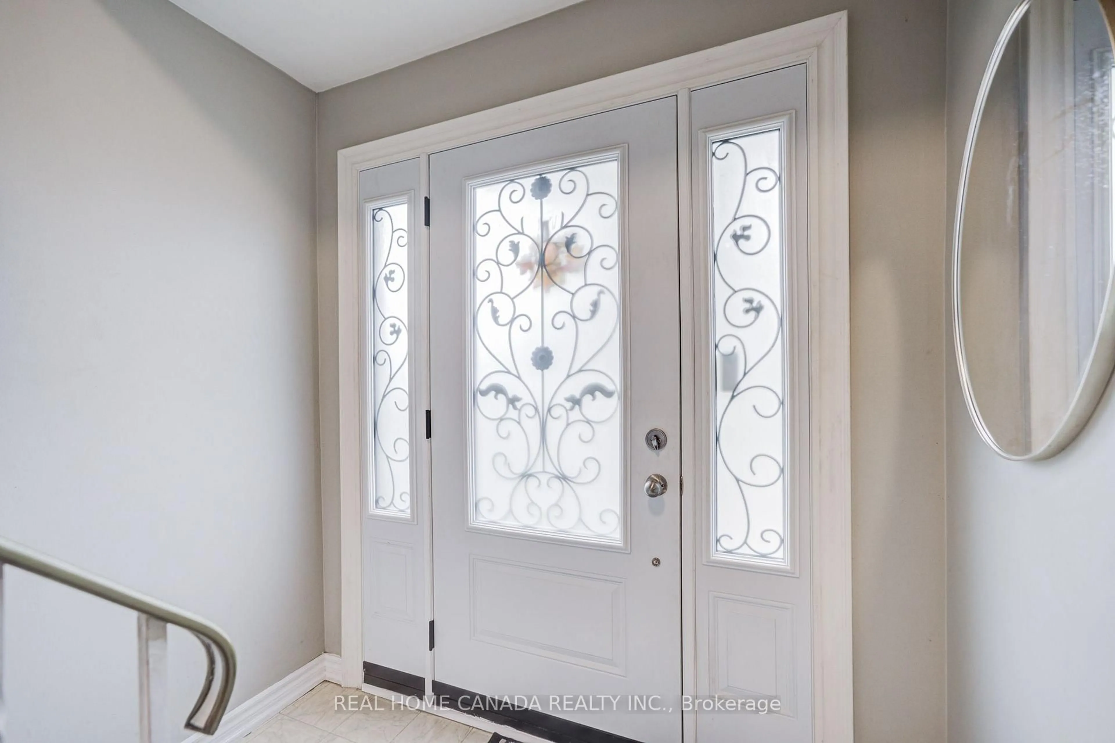 Indoor entryway for 19 Hepworth Dr, Toronto Ontario M9R 3W1