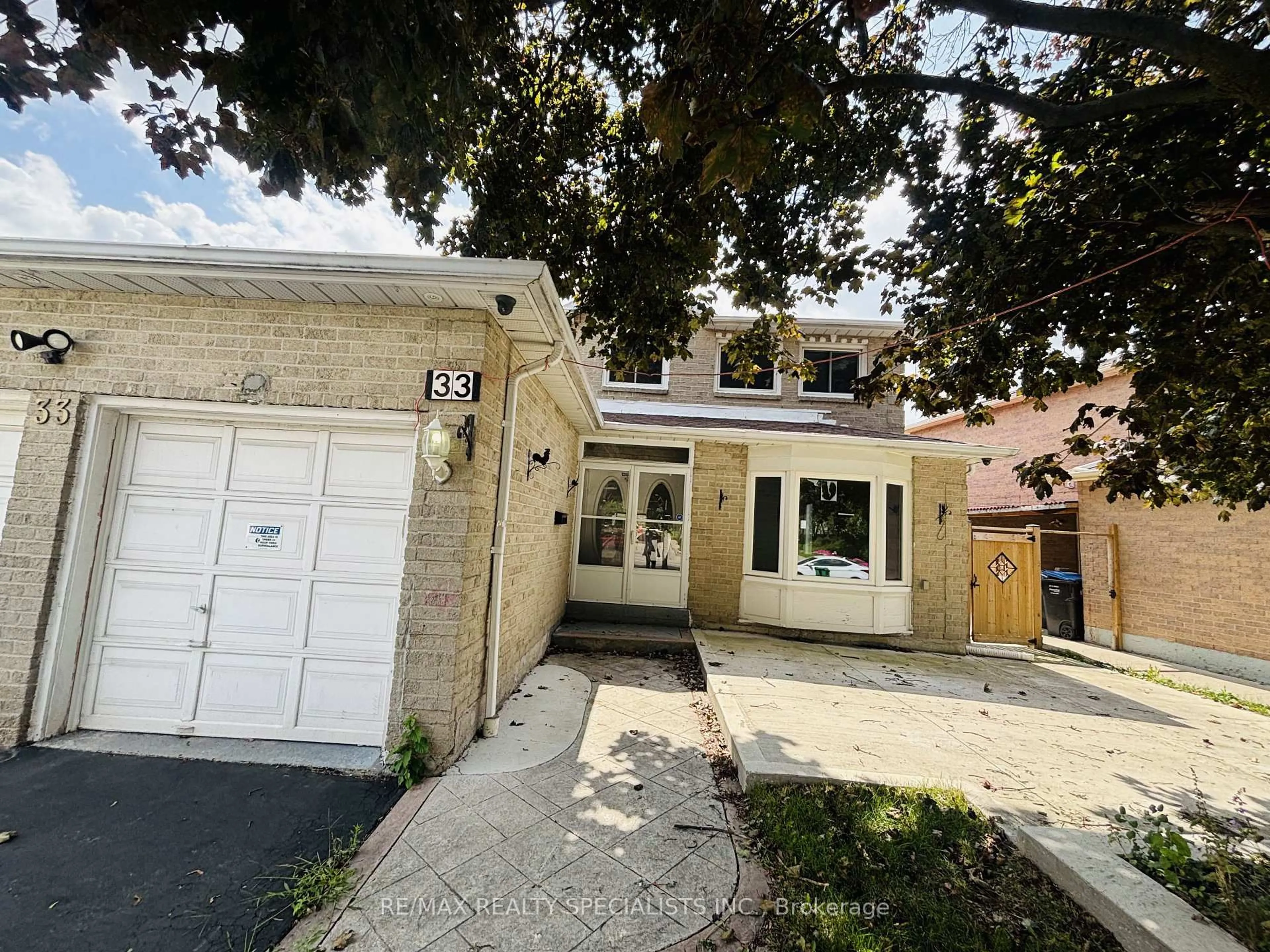 A pic from outside/outdoor area/front of a property/back of a property/a pic from drone, street for 33 Cherrytree Dr, Brampton Ontario L6Y 3L7