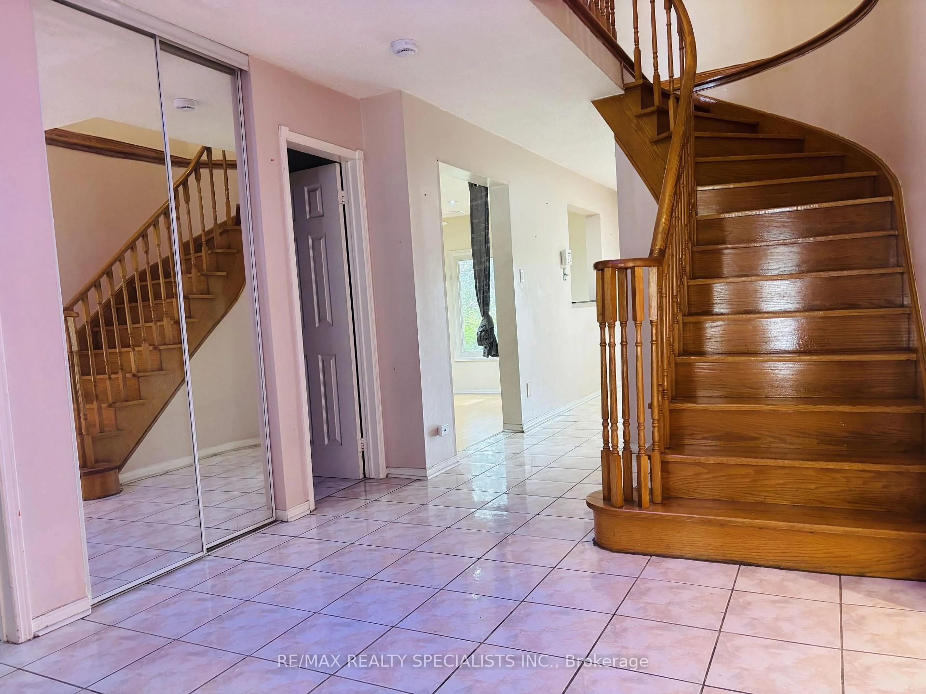 Indoor foyer for 33 Cherrytree Dr, Brampton Ontario L6Y 3L7