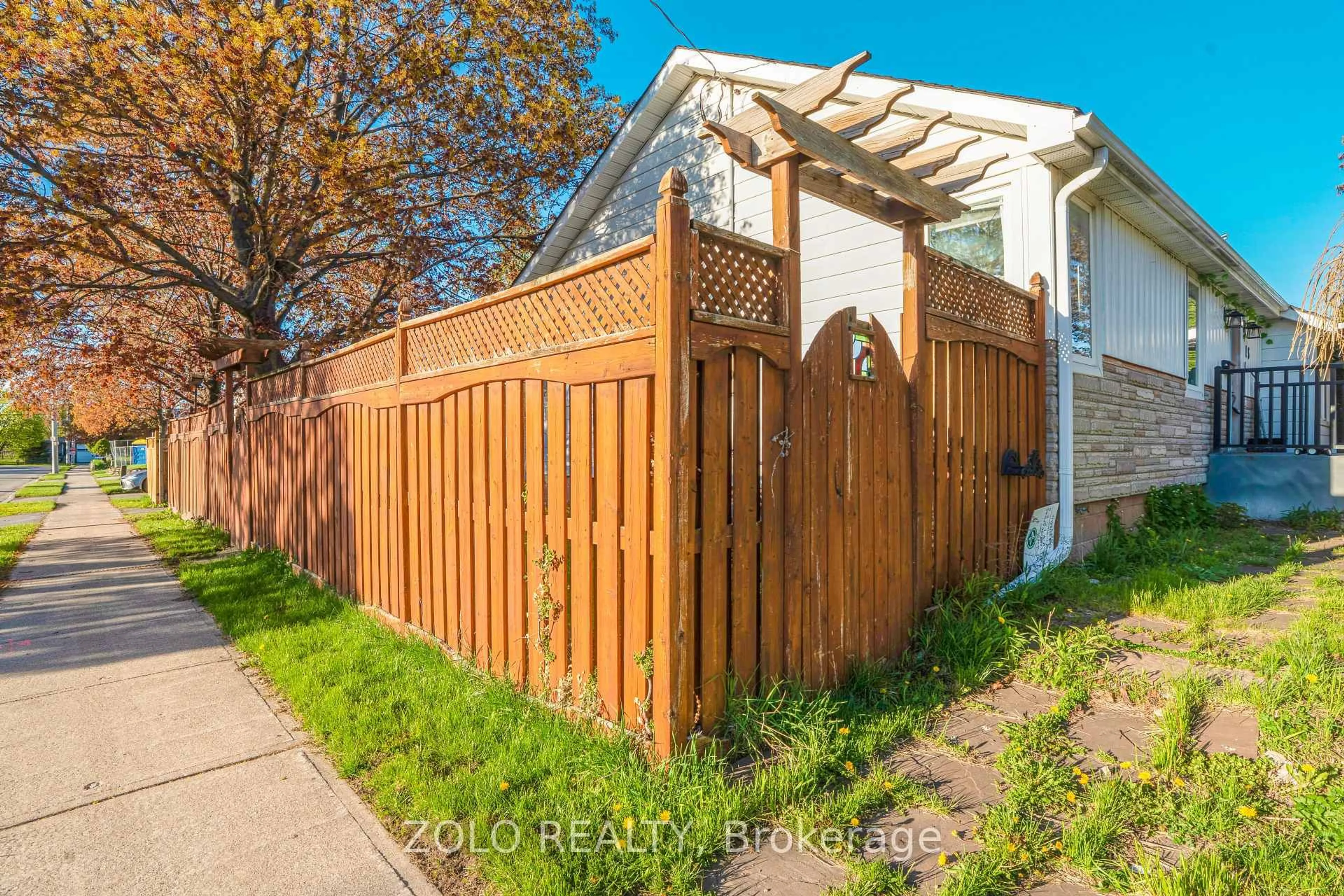 Patio, street for 13 Foster Rd, Mississauga Ontario L4T 1C3
