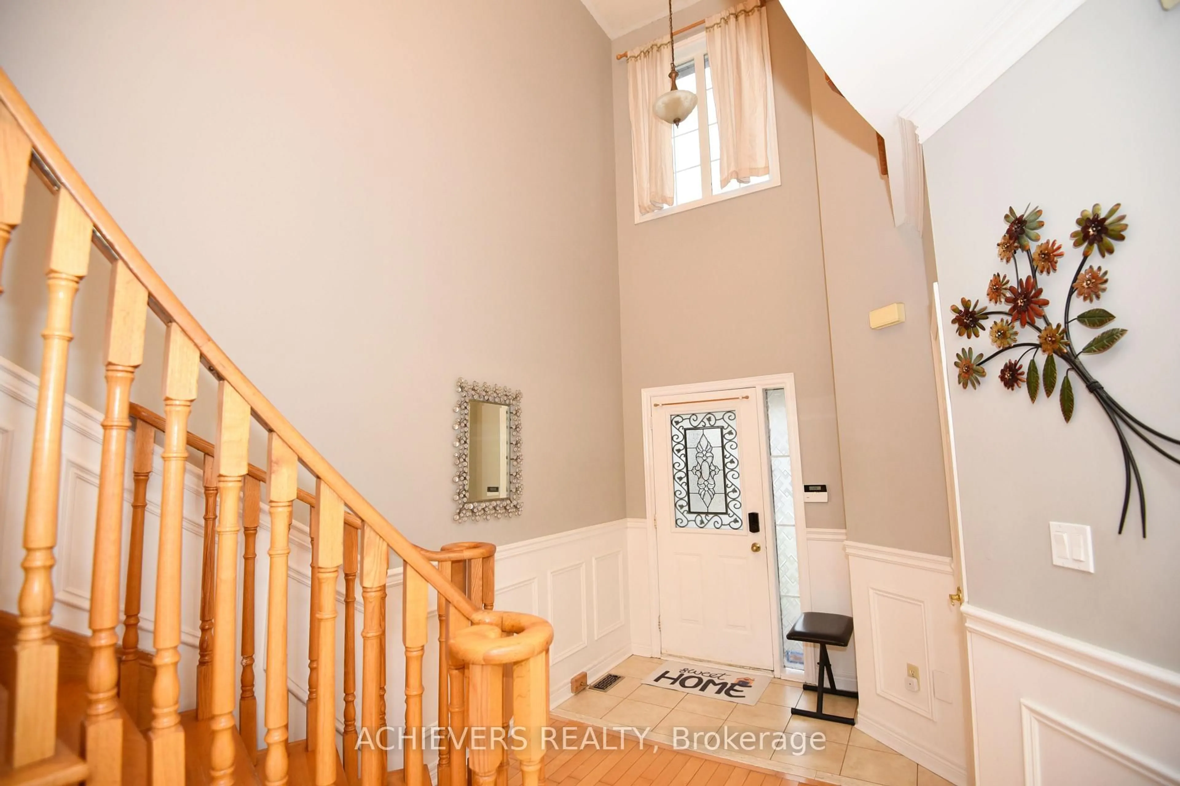 Indoor foyer for 521 Navigator Dr, Mississauga Ontario L5W 1P5