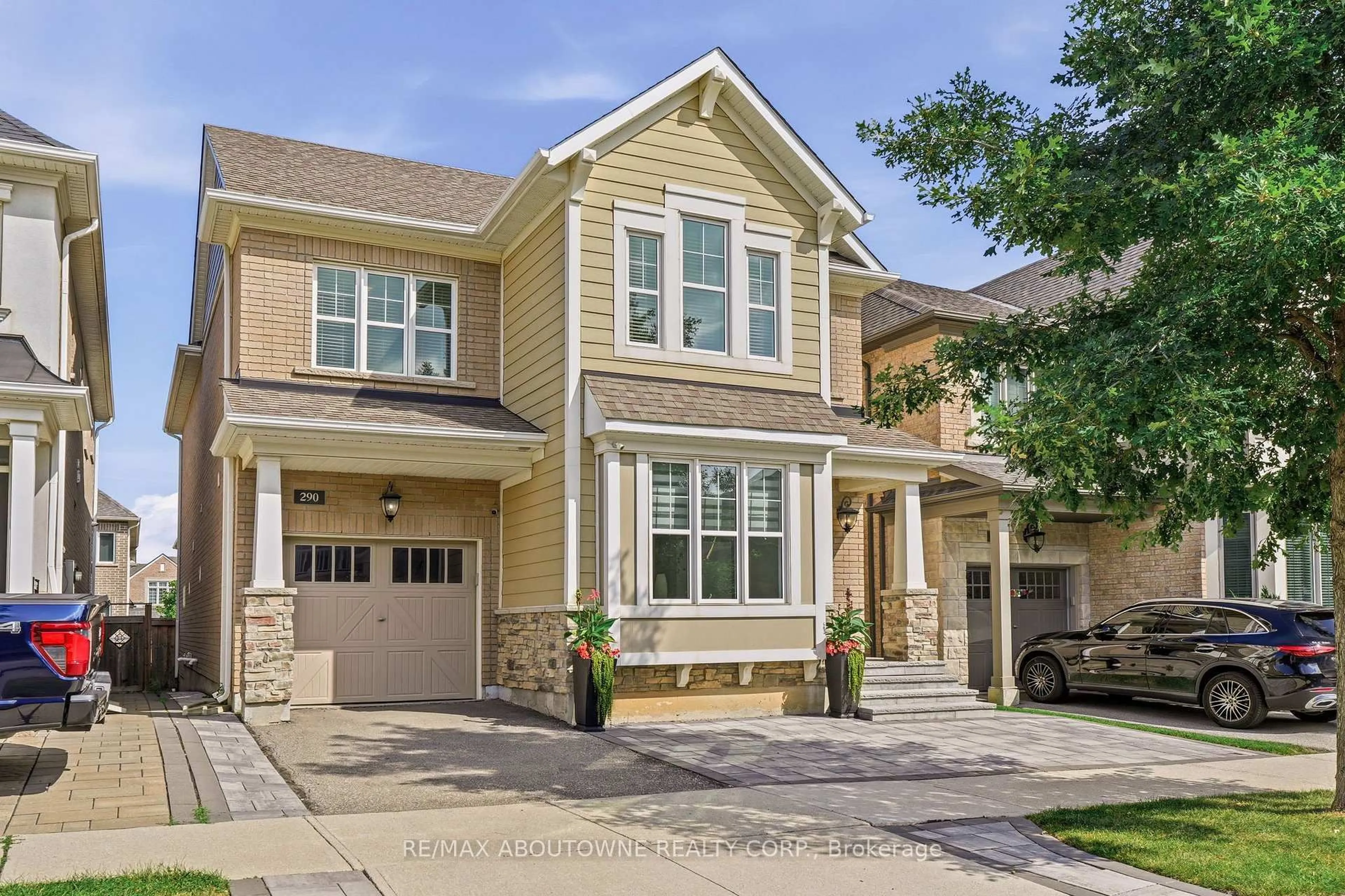Home with brick exterior material, street for 290 Wisteria Way, Oakville Ontario L6M 1L6