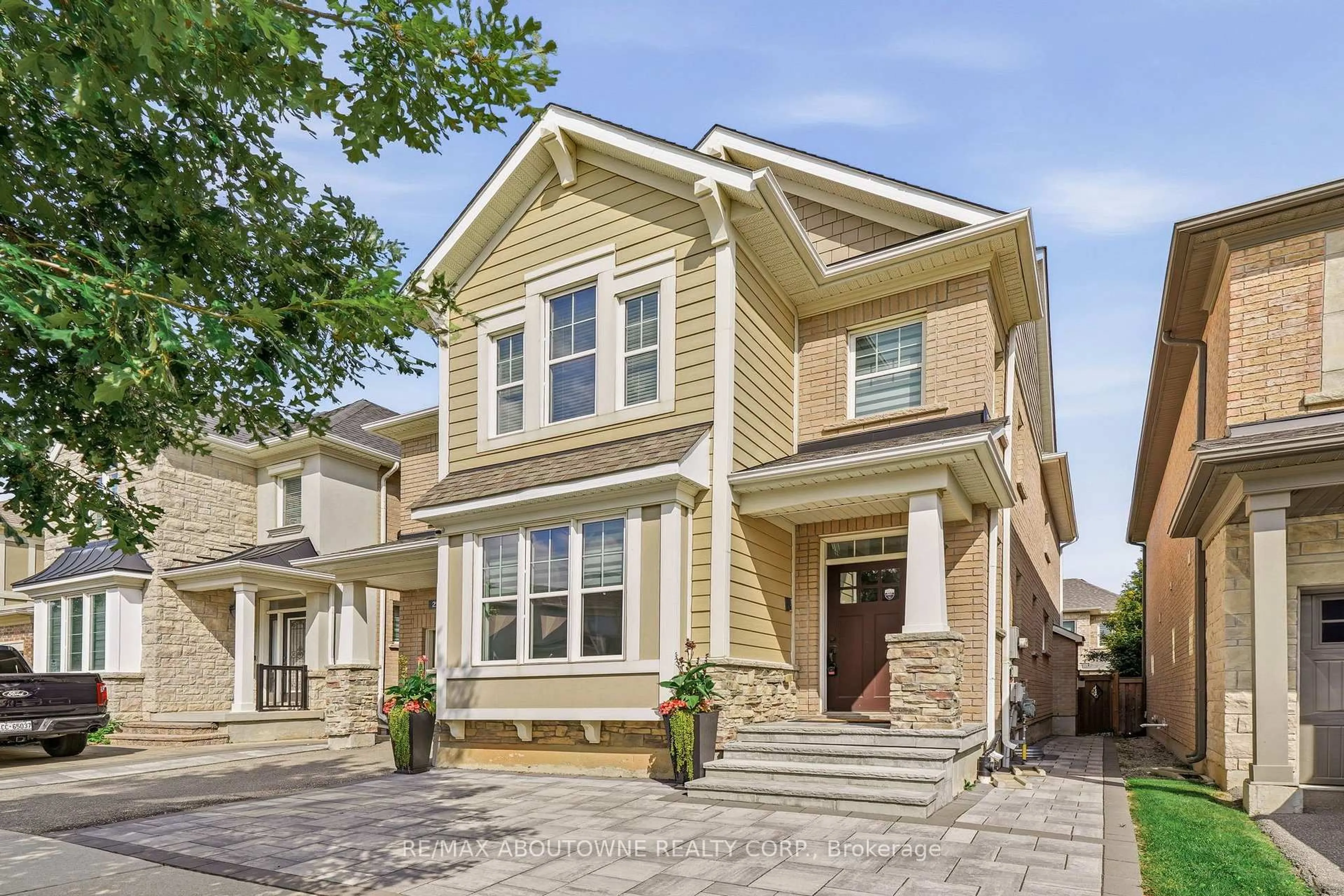 Home with brick exterior material, street for 290 Wisteria Way, Oakville Ontario L6M 1L6