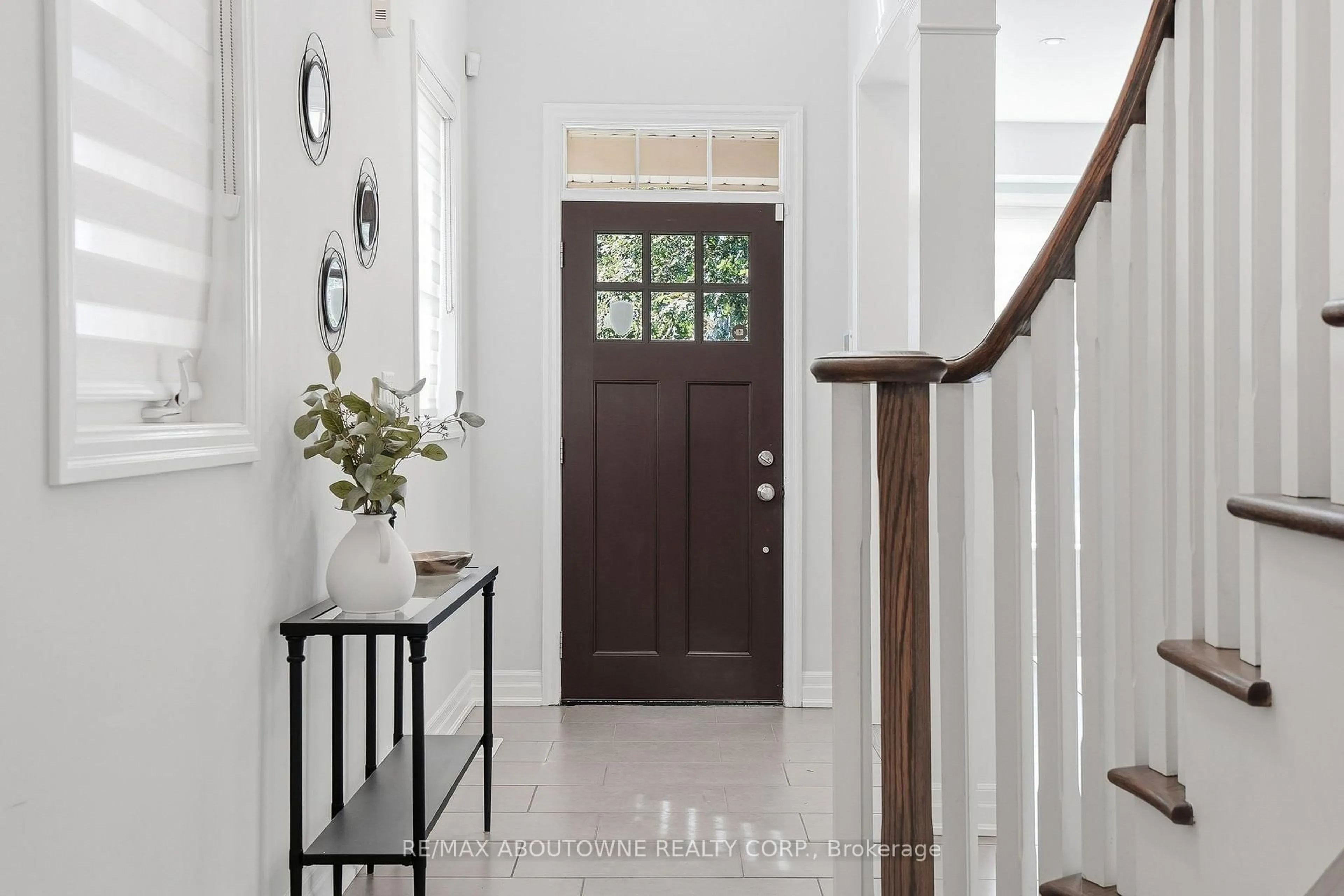Indoor entryway for 290 Wisteria Way, Oakville Ontario L6M 1L6
