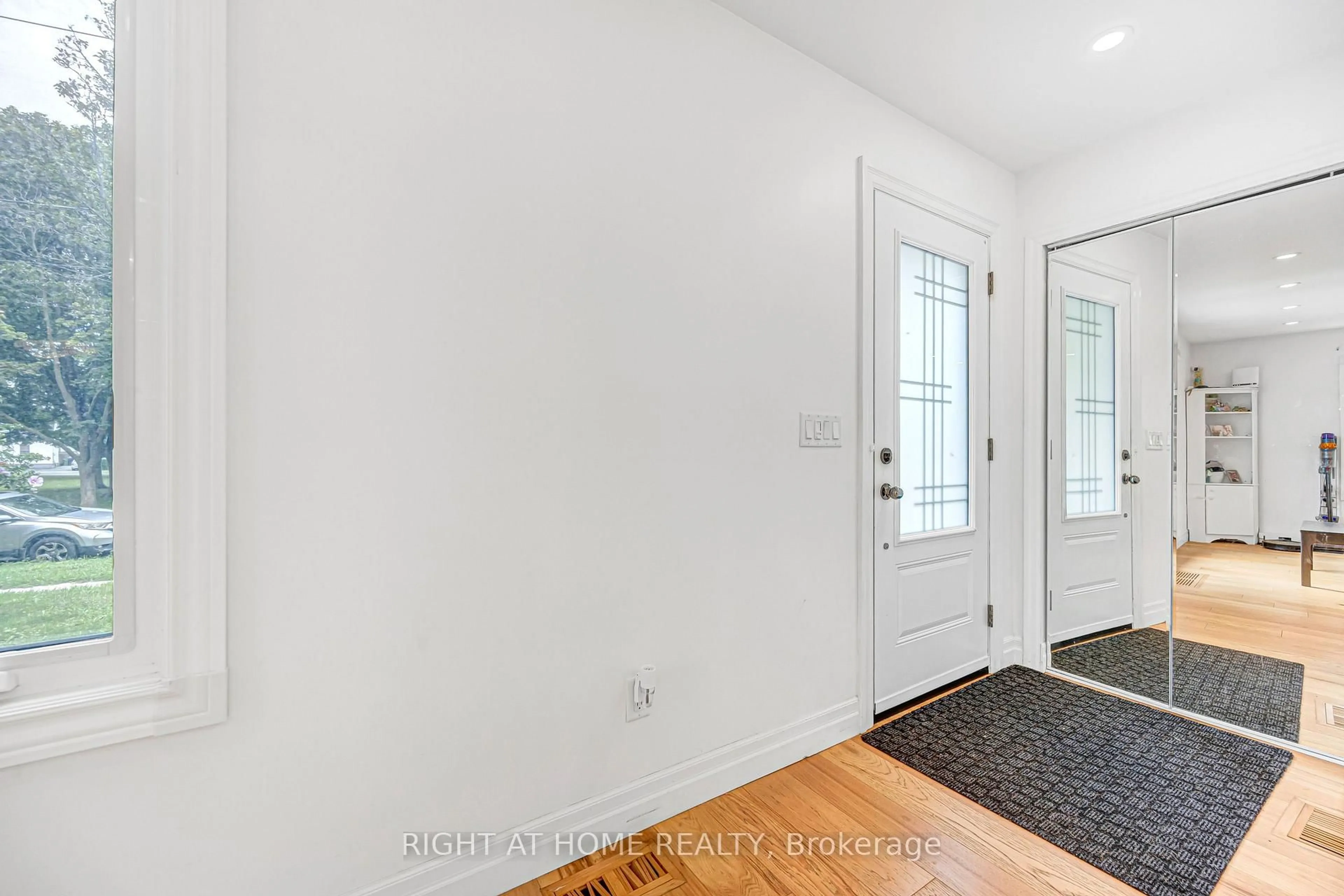 Indoor entryway for 121 Hearst Circ, Toronto Ontario M6M 2V4