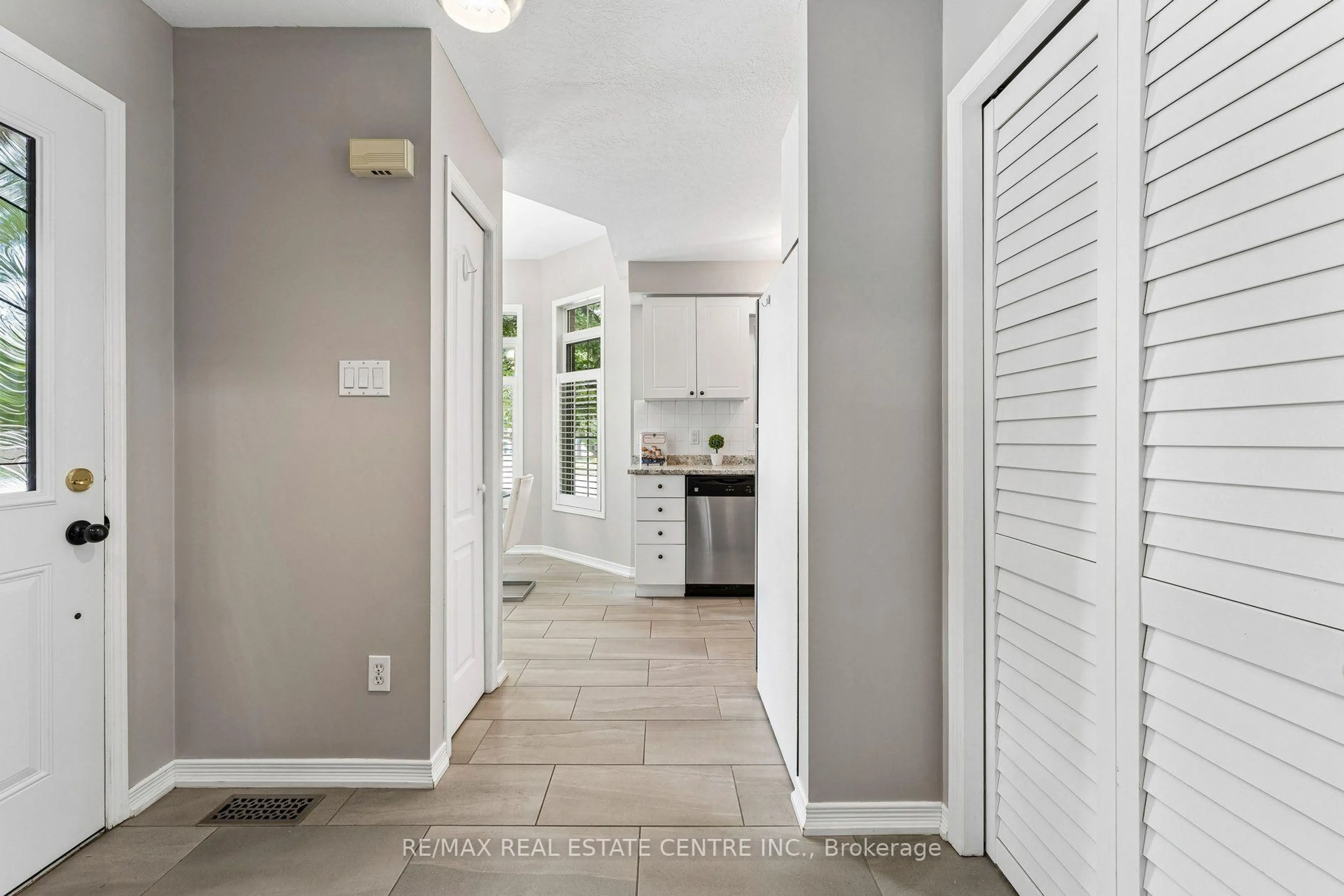 Indoor entryway for 131 Montgomery Blvd, Orangeville Ontario L9W 5C1