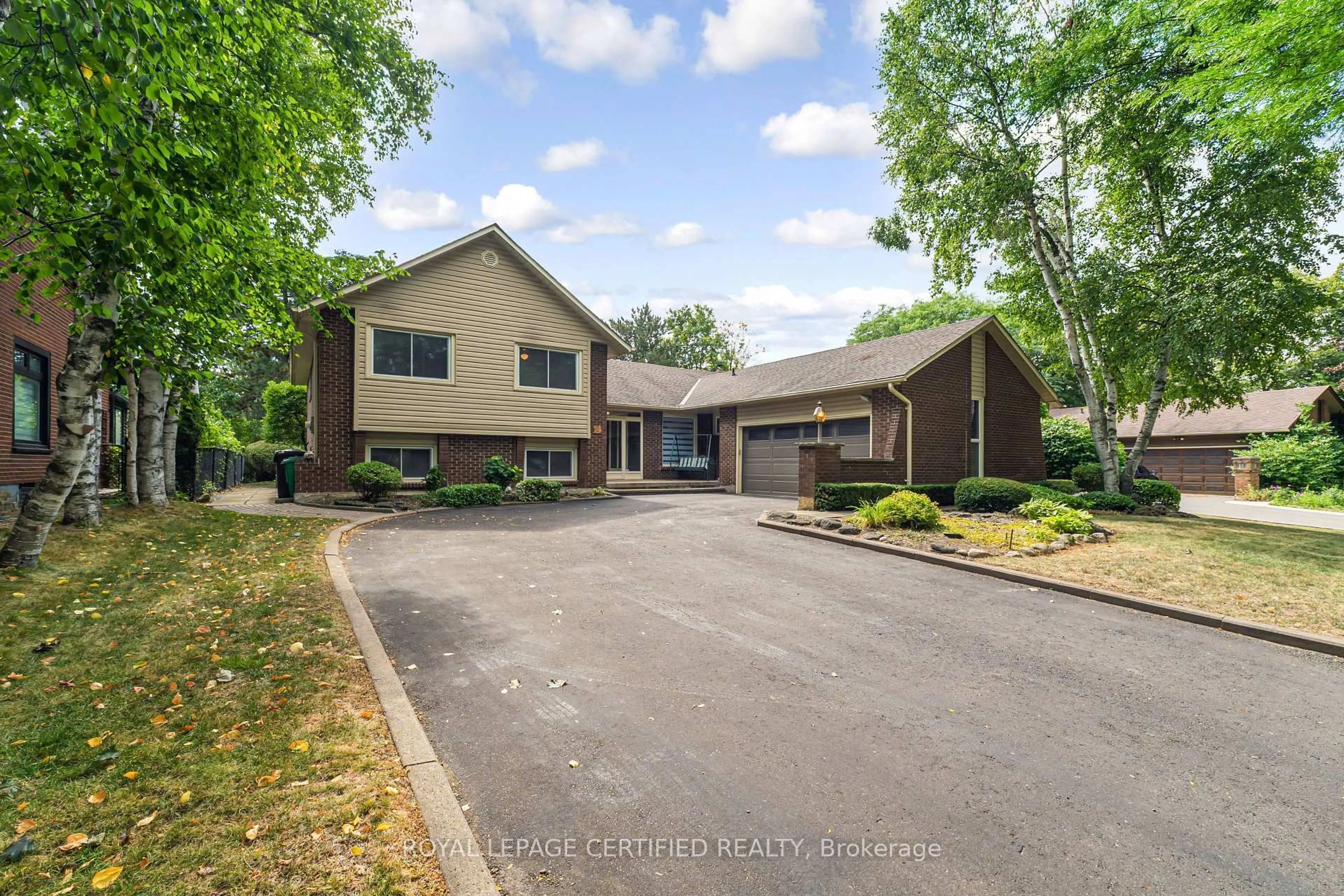 A pic from outside/outdoor area/front of a property/back of a property/a pic from drone, street for 14 Broomfield Crt, Brampton Ontario L6Z 1T5