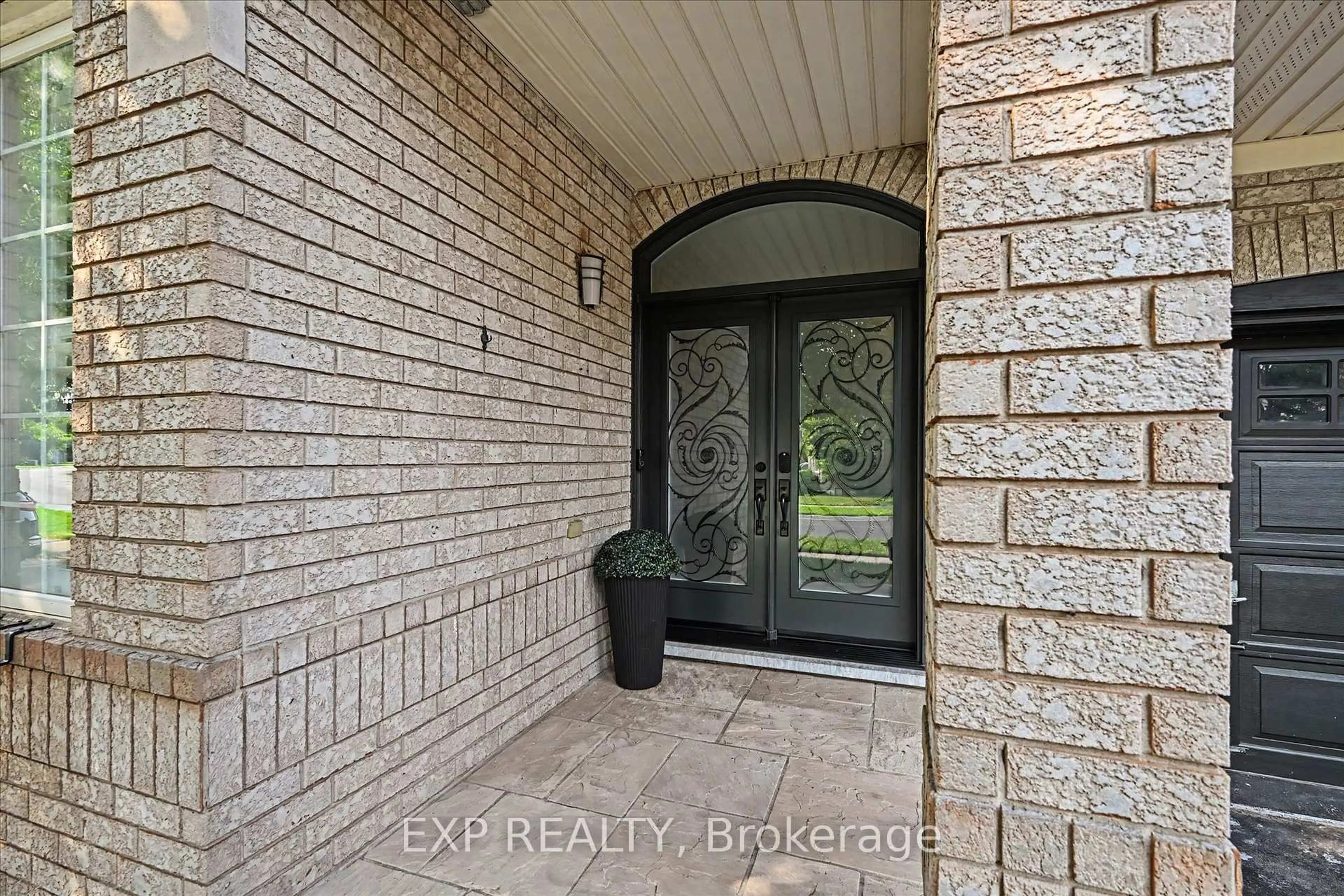 Indoor entryway for 2376 Oakhaven Dr, Oakville Ontario L6M 4A4