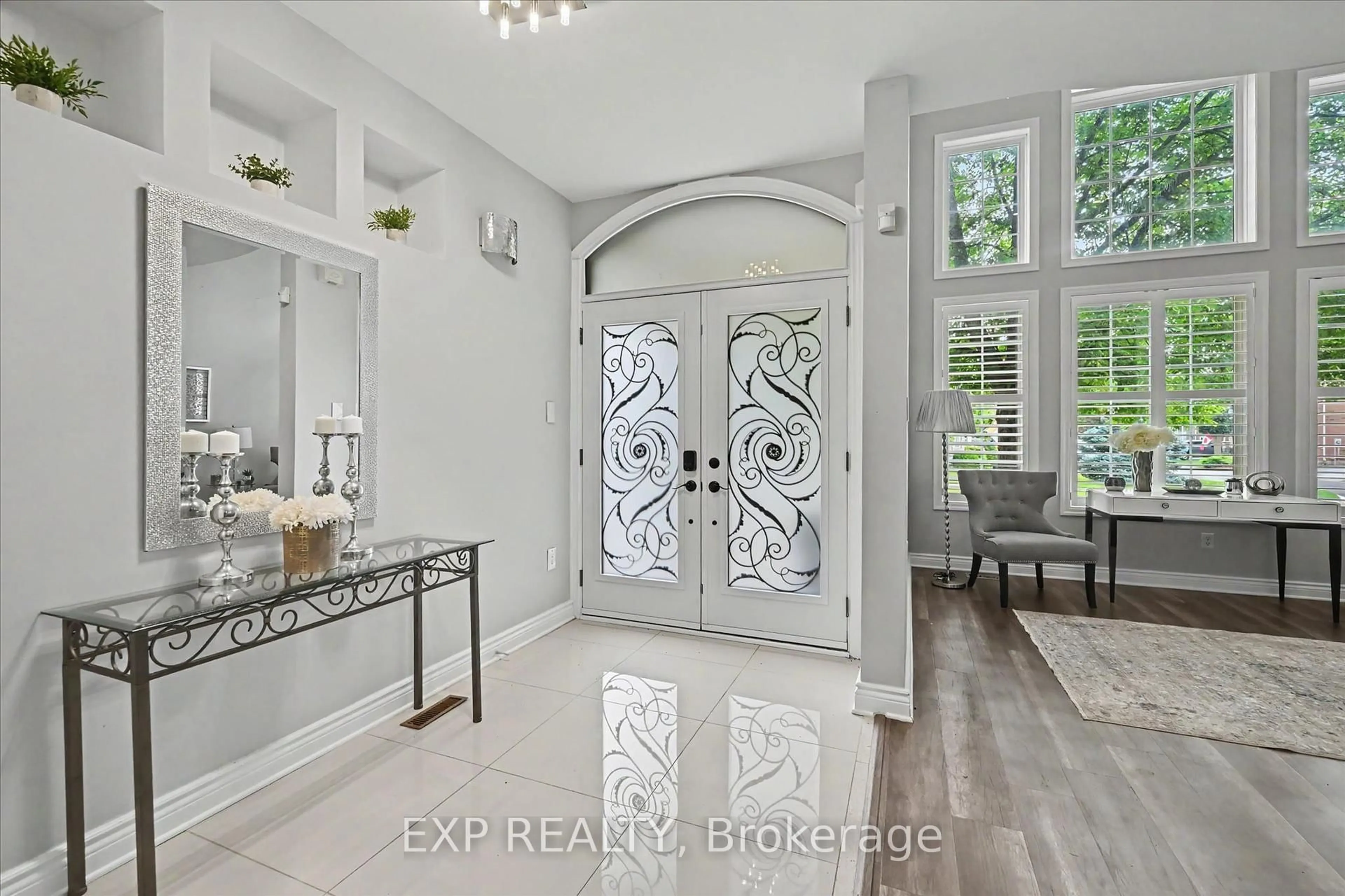 Indoor entryway for 2376 Oakhaven Dr, Oakville Ontario L6M 4A4