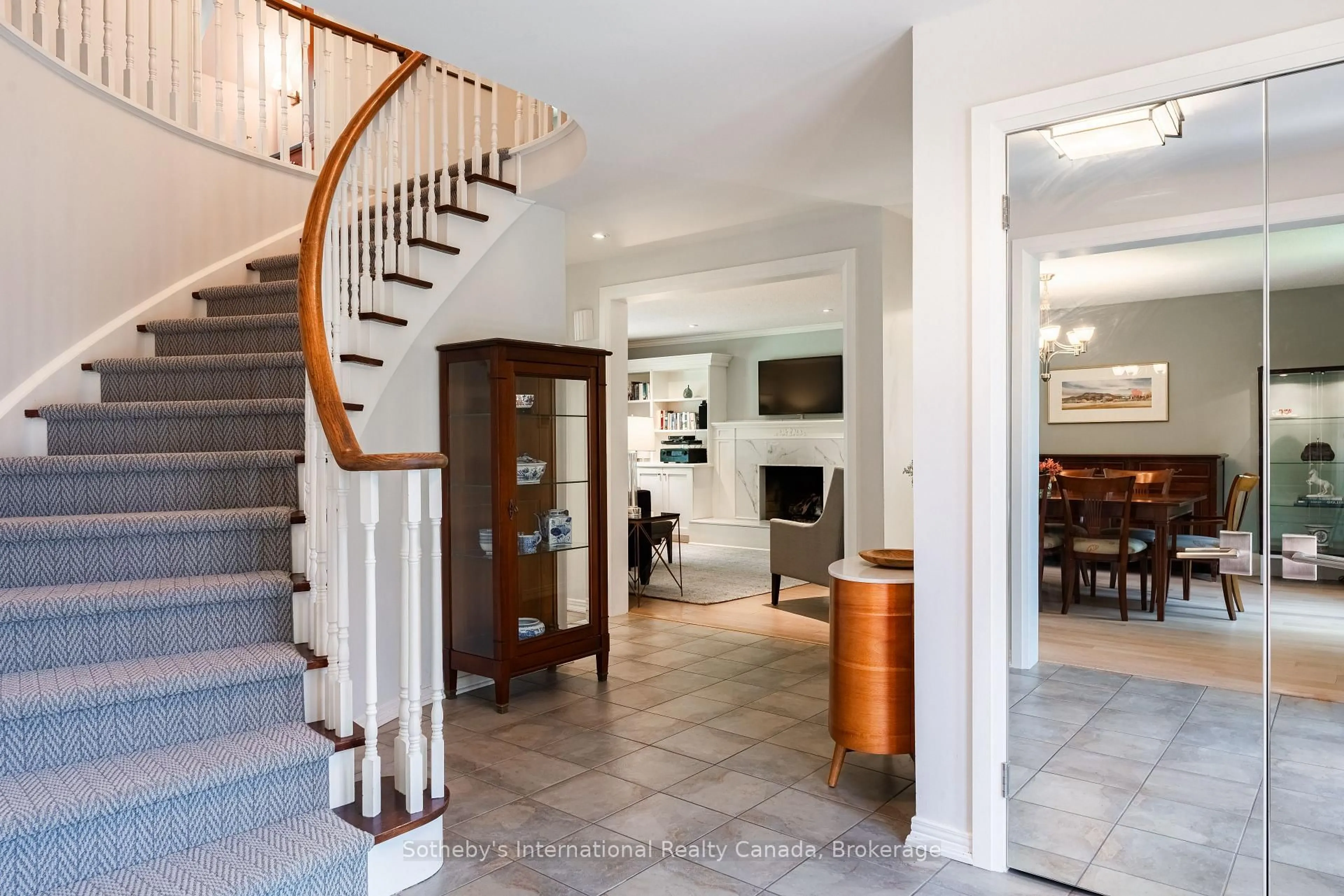 Indoor foyer for 2267 Cedarberry Crt, Oakville Ontario L6J 6E5