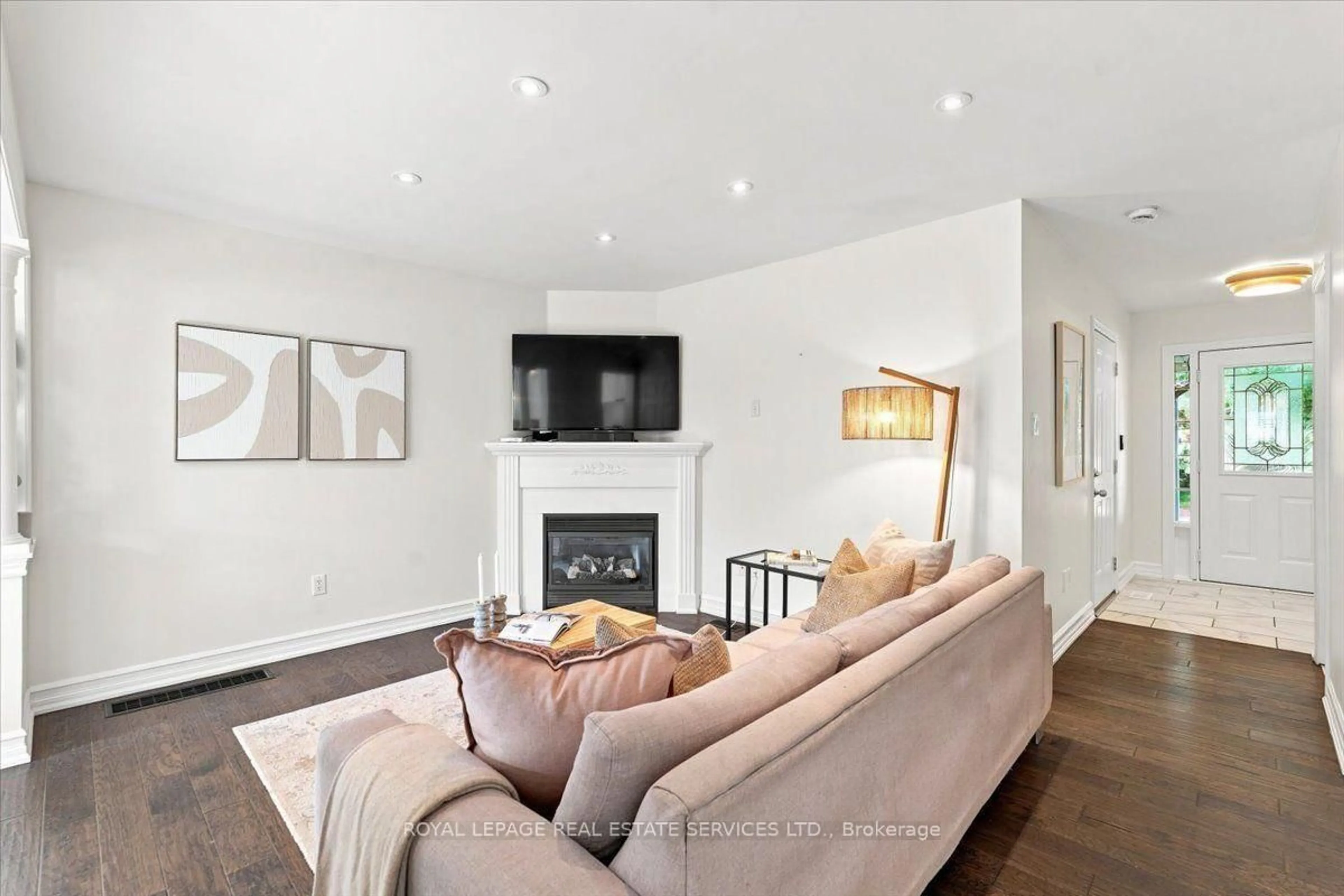 Living room with furniture, unknown for 2970 Berwick Dr #3, Burlington Ontario L7M 4W3