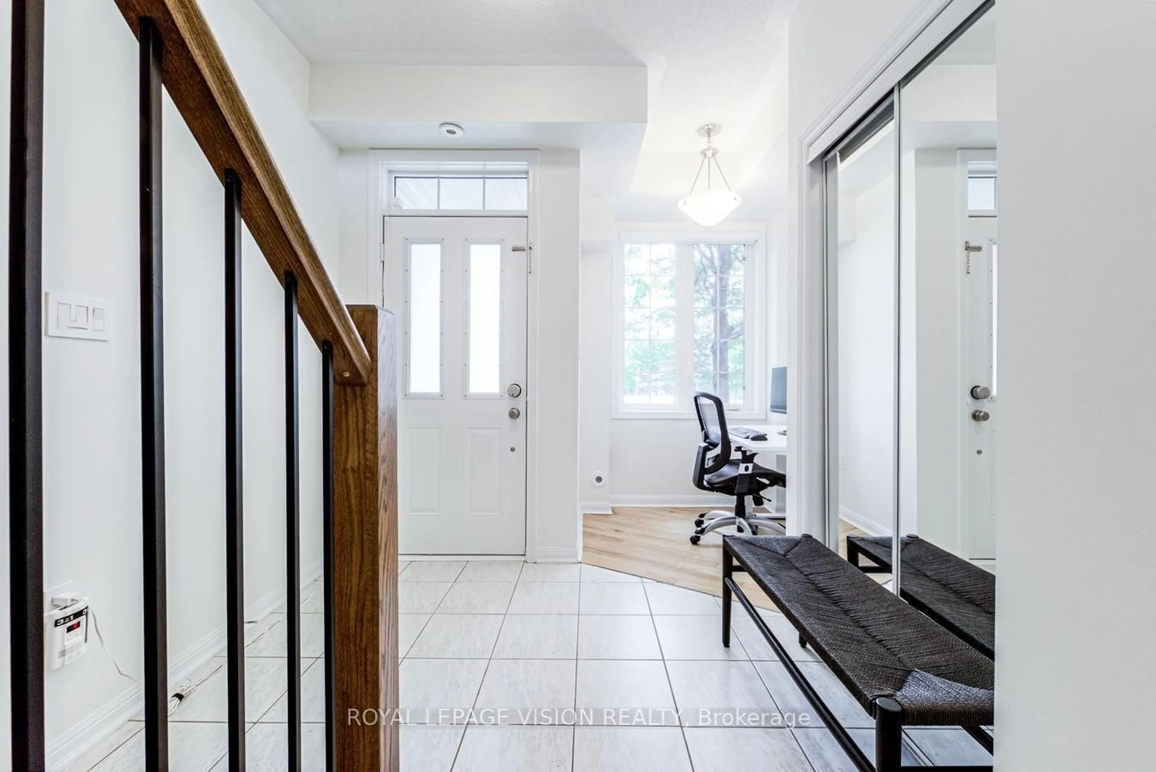 Indoor entryway for 2614 Dashwood Dr #40, Oakville Ontario L6M 0K5