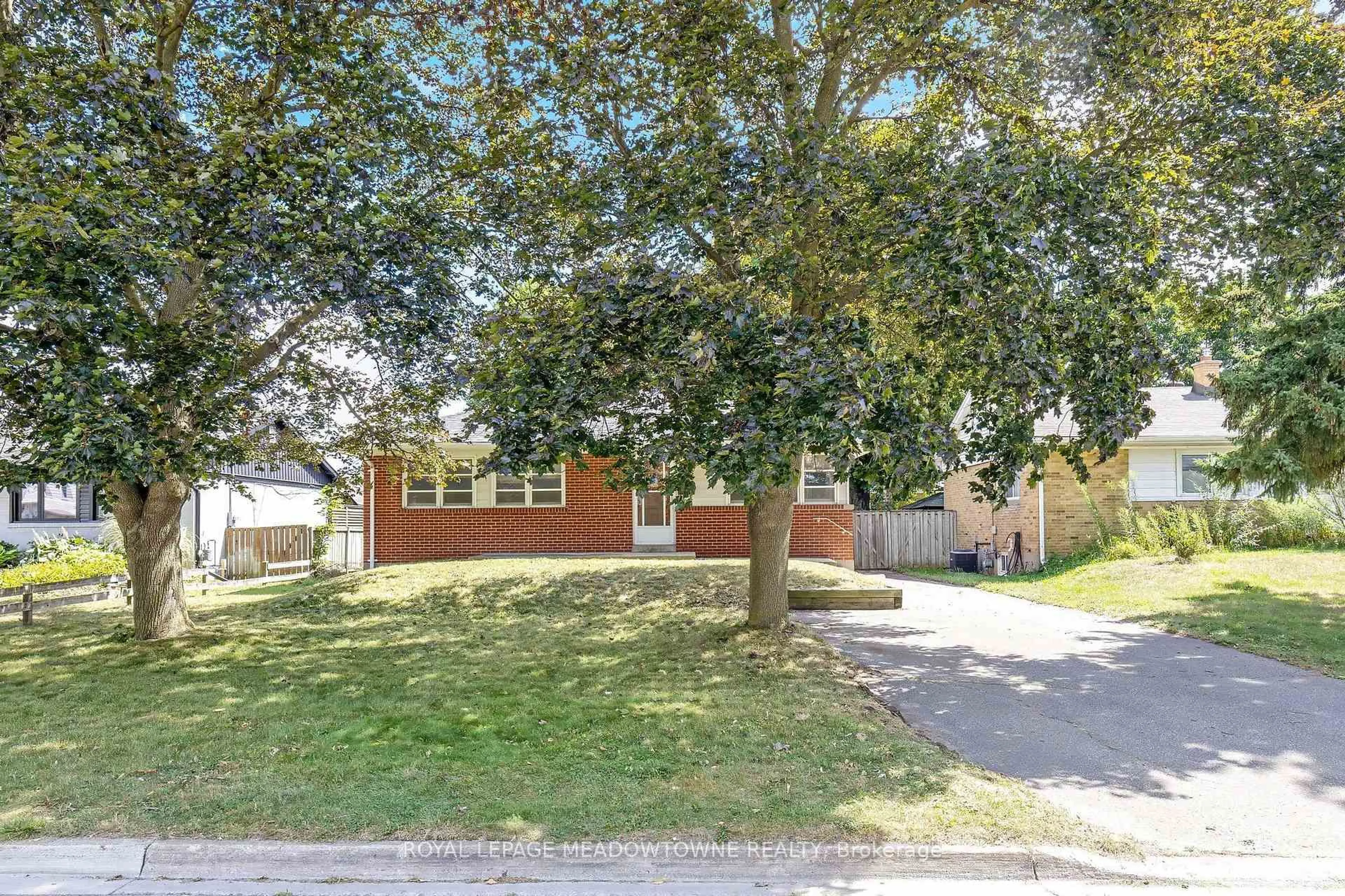 A pic from outside/outdoor area/front of a property/back of a property/a pic from drone, street for 316 Westcott Rd, Halton Hills Ontario L7J 1R3