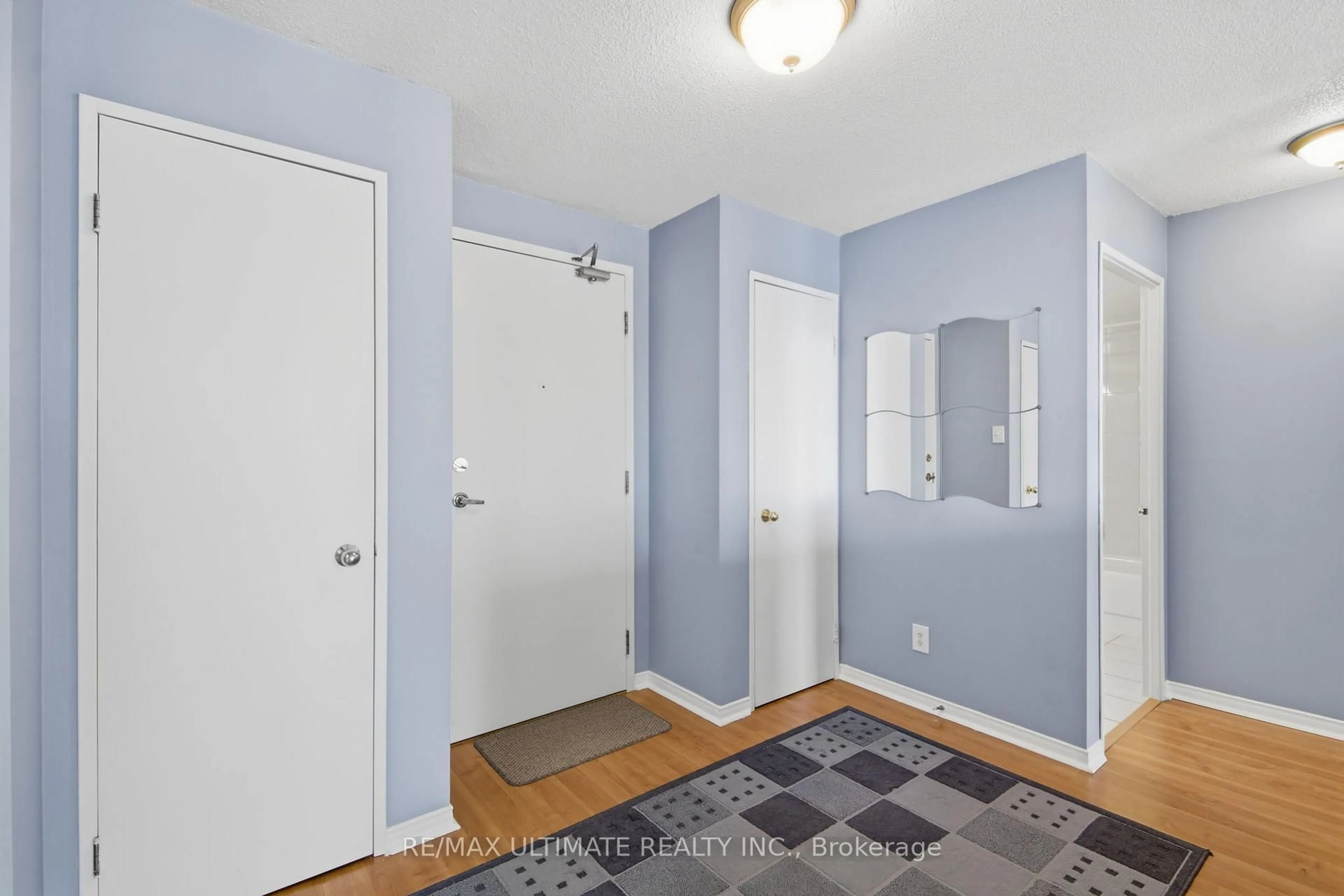 Indoor entryway for 115 Hillcrest Ave #1614, Mississauga Ontario L5B 3Y9