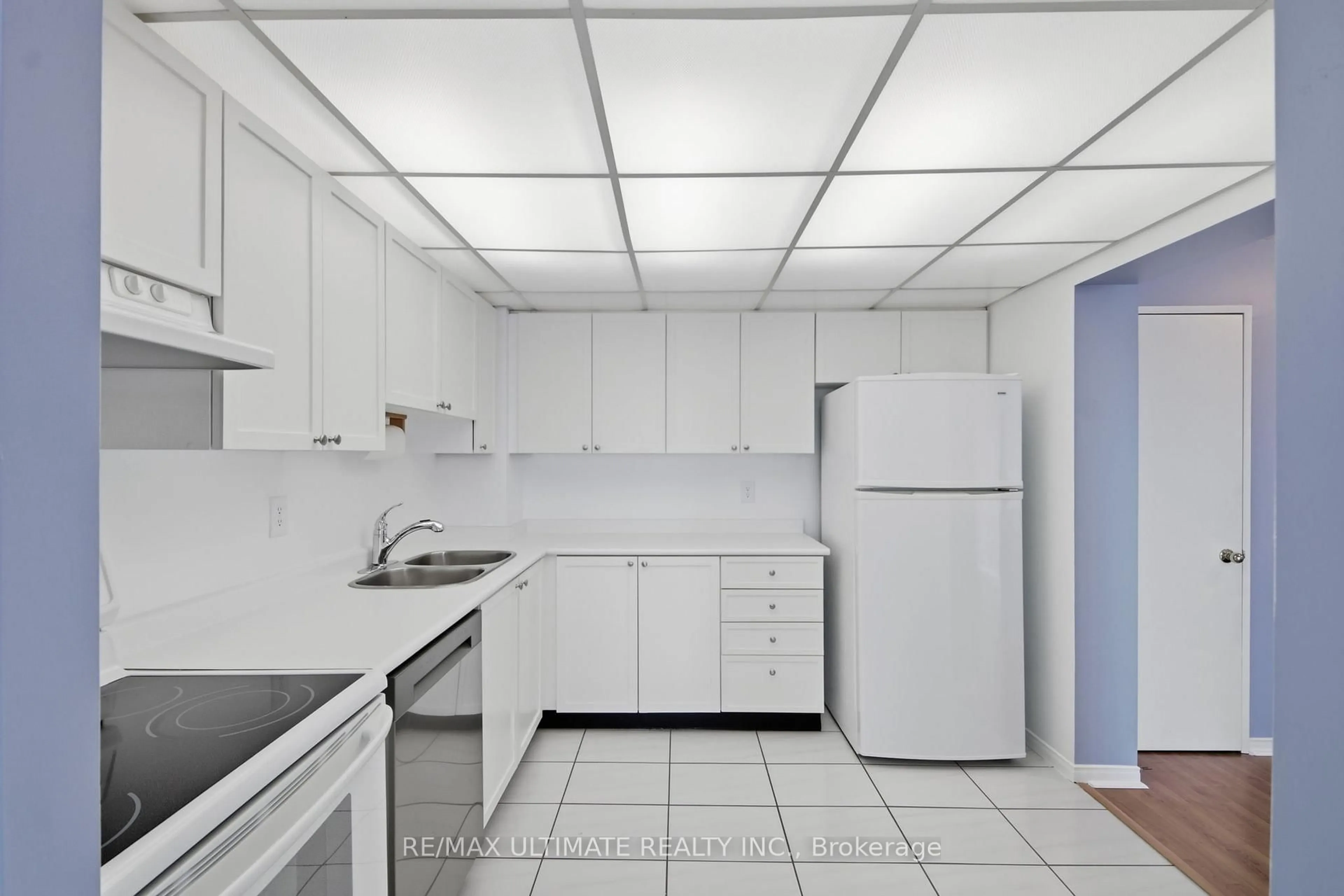 Standard kitchen, unknown for 115 Hillcrest Ave #1614, Mississauga Ontario L5B 3Y9