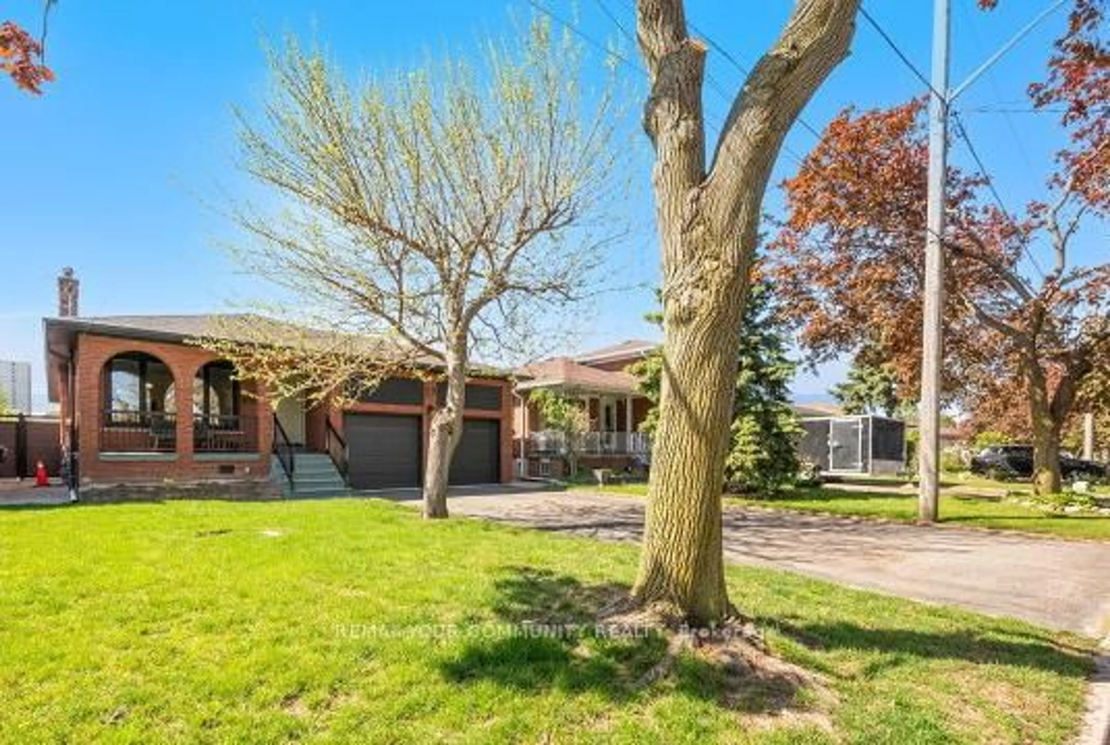 A pic from outside/outdoor area/front of a property/back of a property/a pic from drone, street for 19 Hamer Blvd, Toronto Ontario M9R 4A8