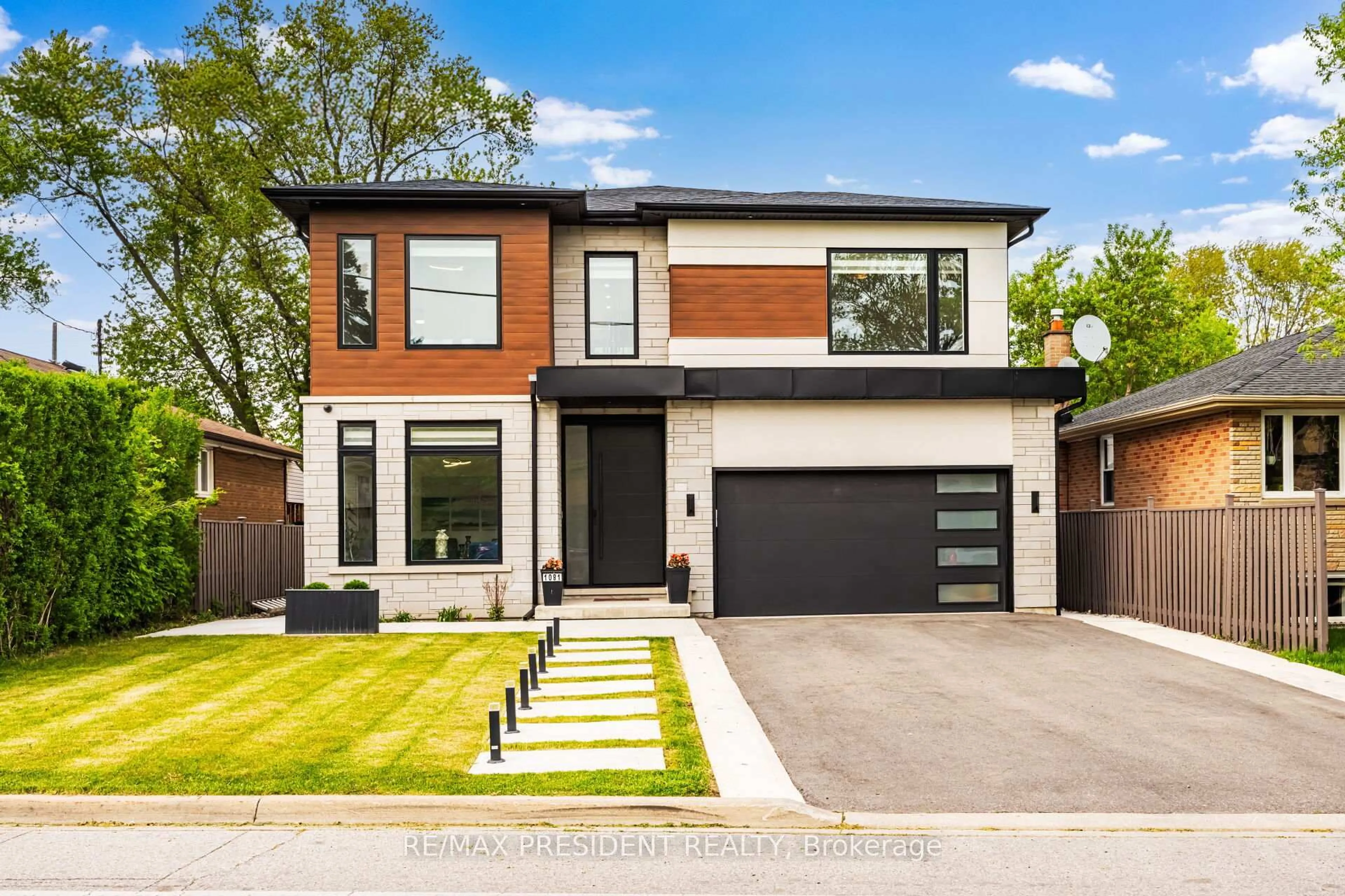 Home with brick exterior material, street for 1081 Ogden Ave, Mississauga Ontario L5E 2G7