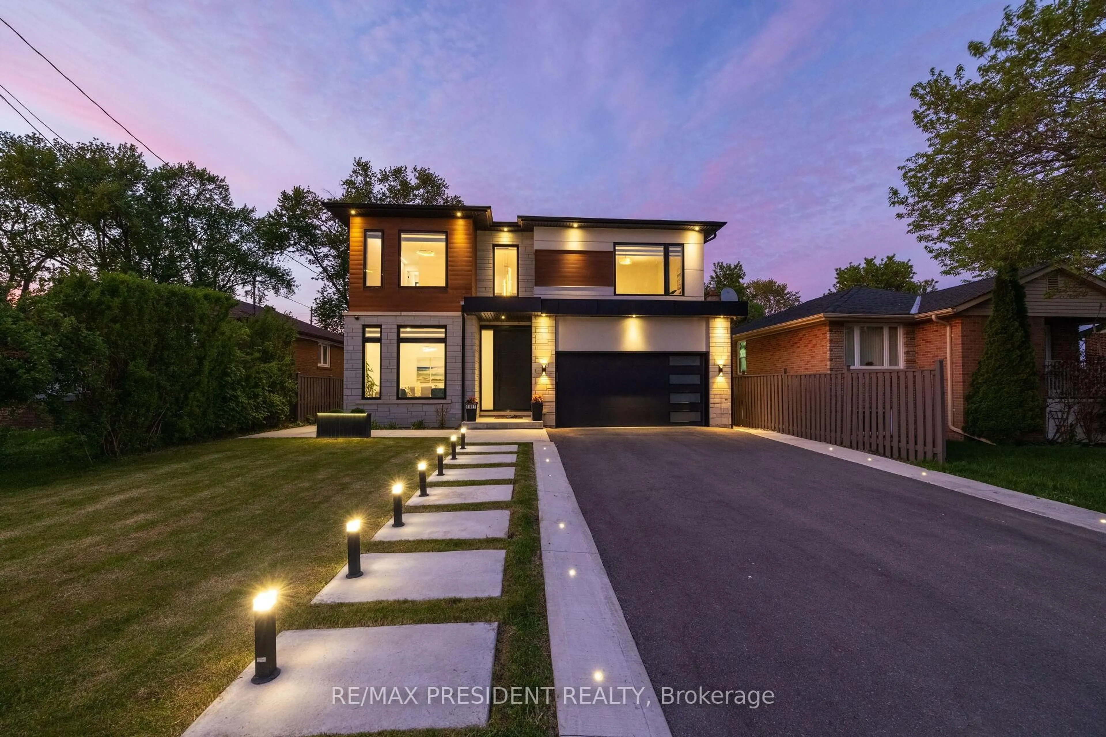Home with brick exterior material, street for 1081 Ogden Ave, Mississauga Ontario L5E 2G7