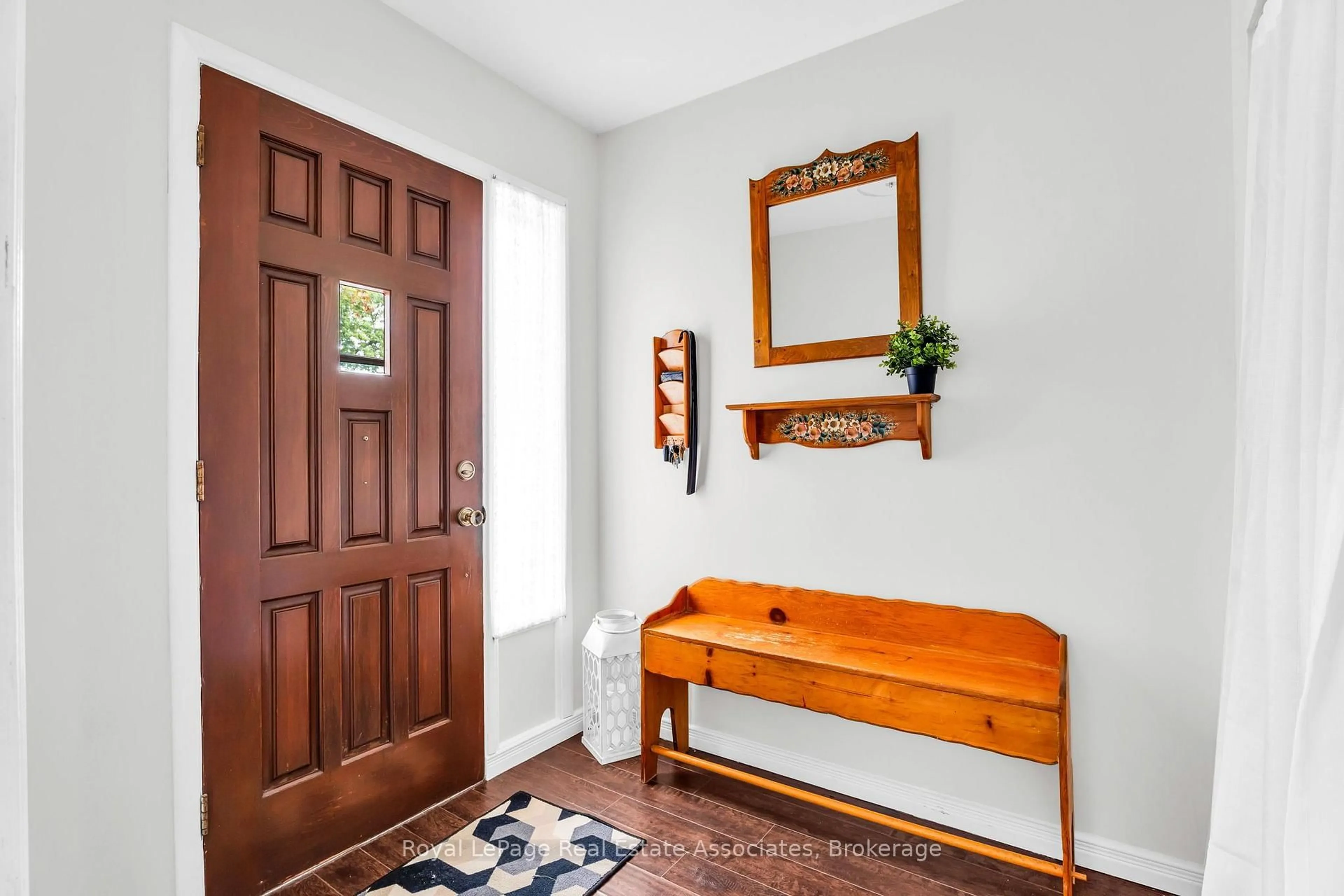 Indoor entryway for 81 Glenmore Cres, Brampton Ontario L6S 1H9