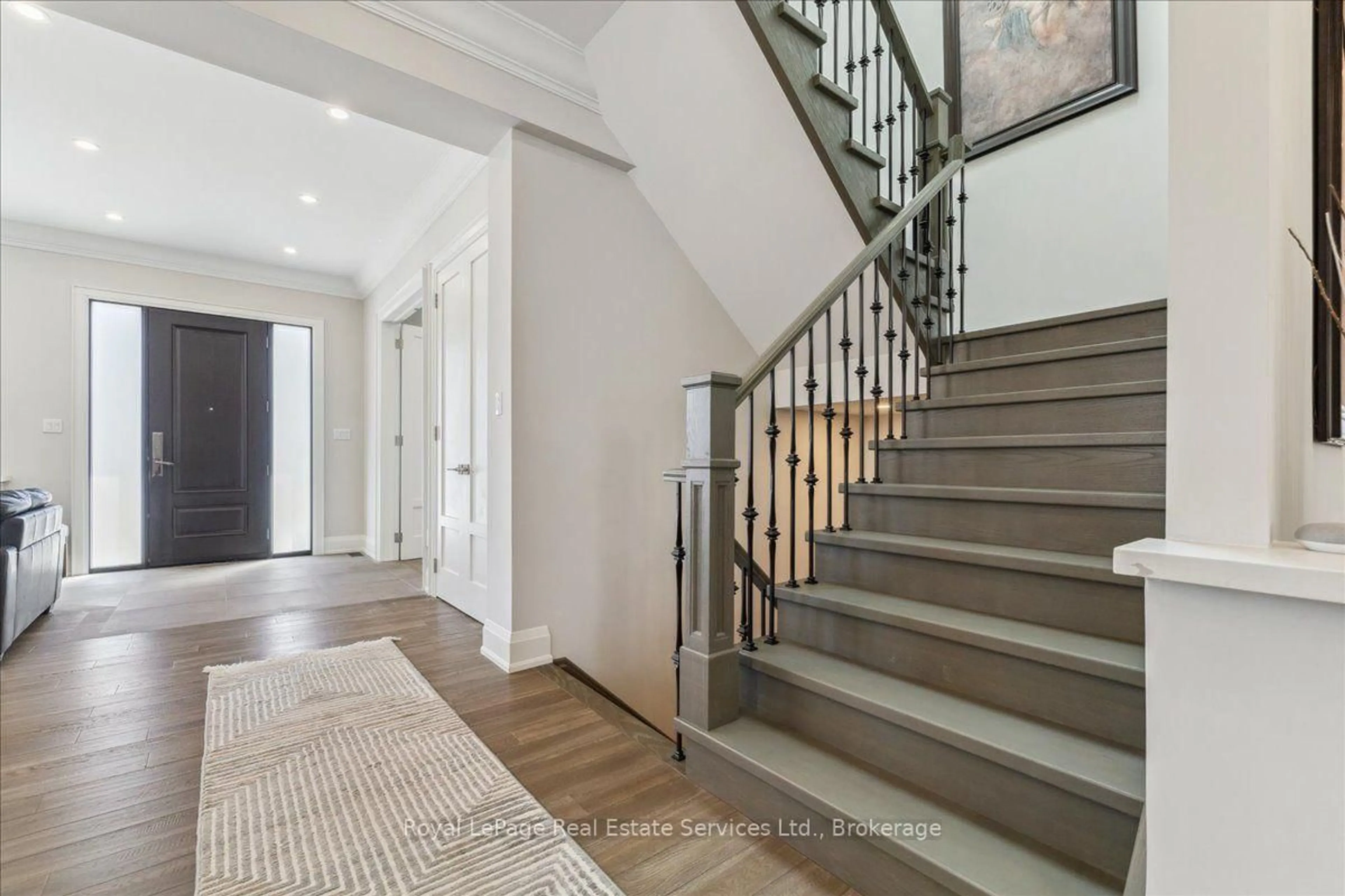 Indoor entryway for 1211 Pinegrove Rd, Oakville Ontario L6L 2W8