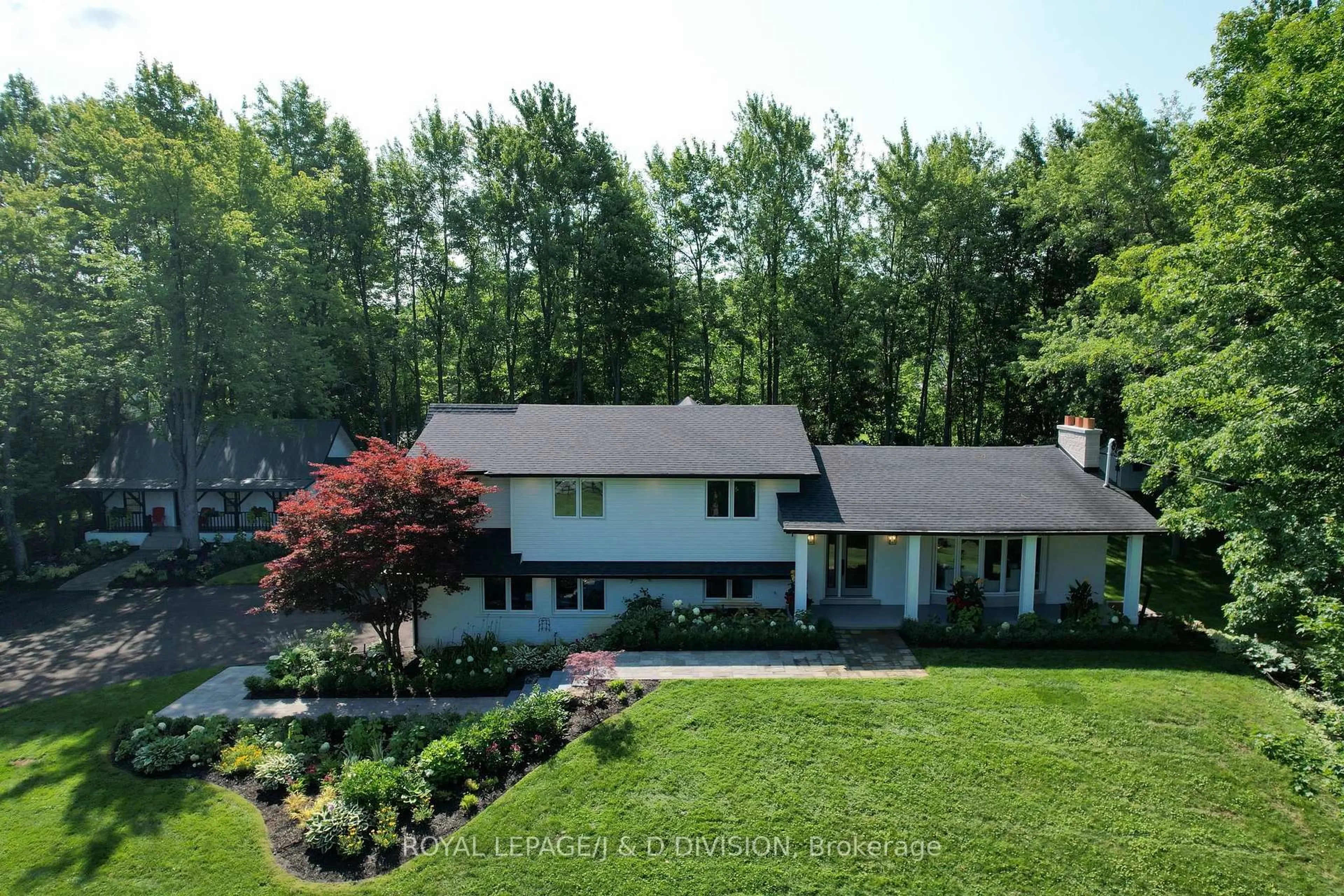 A pic from outside/outdoor area/front of a property/back of a property/a pic from drone, unknown for 2340 Britannia Rd, Burlington Ontario L7P 0G2