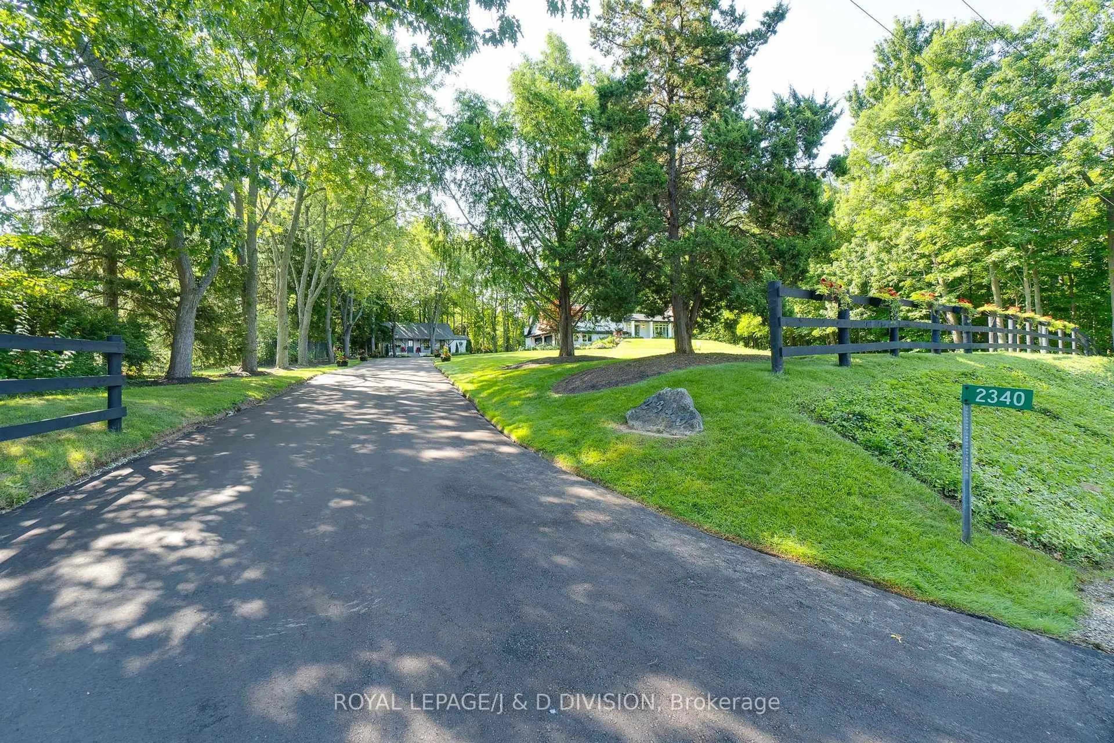 A pic from outside/outdoor area/front of a property/back of a property/a pic from drone, forest/trees view for 2340 Britannia Rd, Burlington Ontario L7P 0G2