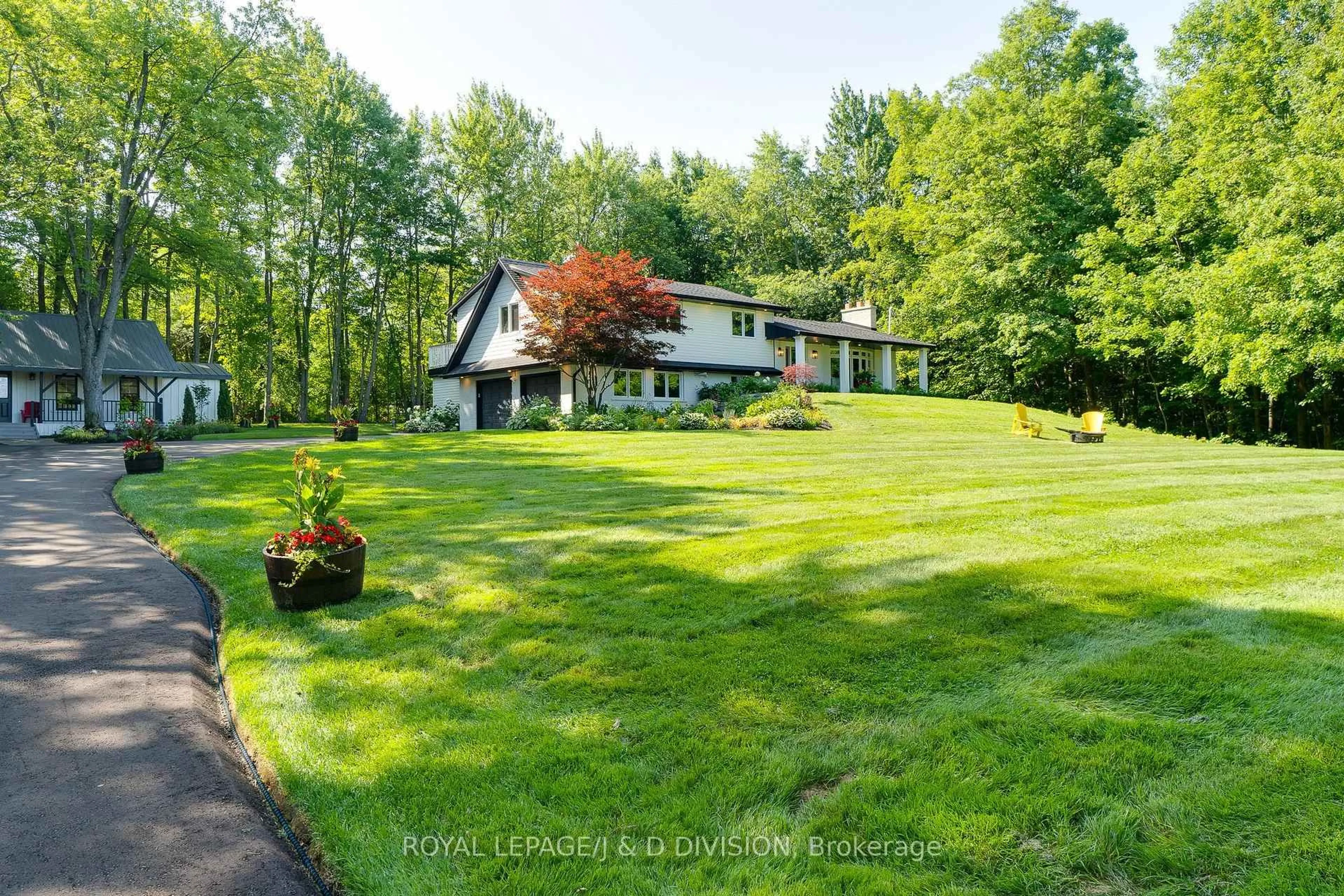 A pic from outside/outdoor area/front of a property/back of a property/a pic from drone, unknown for 2340 Britannia Rd, Burlington Ontario L7P 0G2