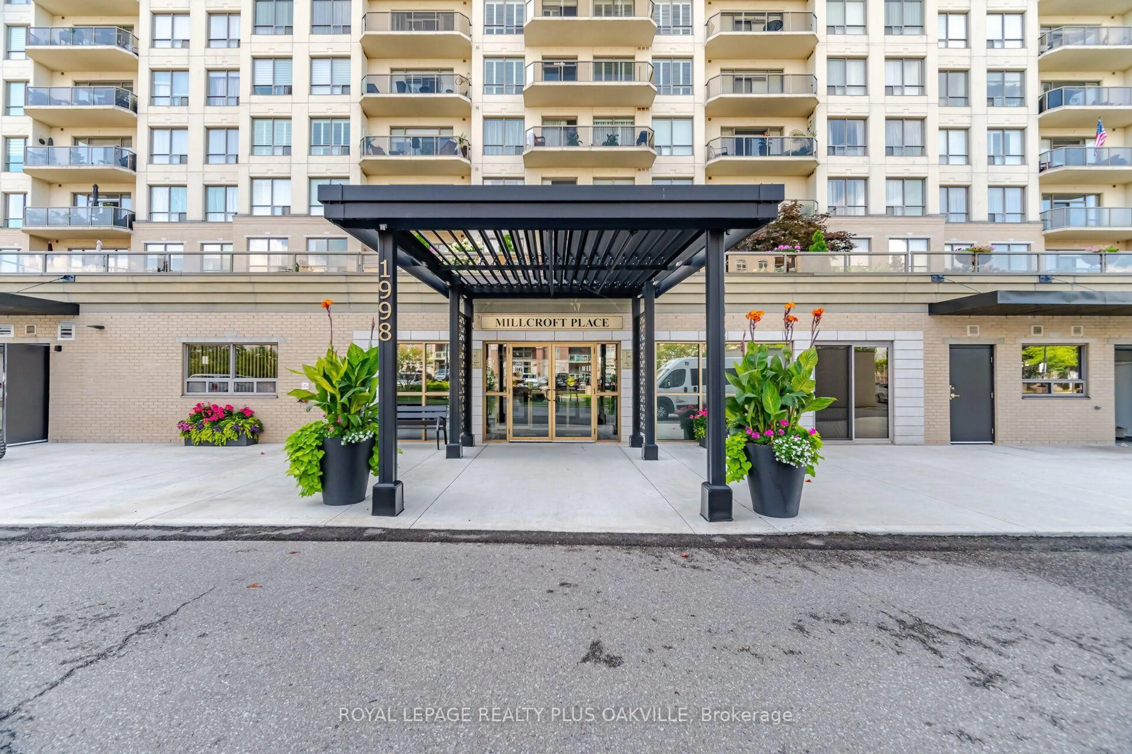 Indoor foyer for 1998 Ironstone Dr #601, Burlington Ontario L7L 7P7