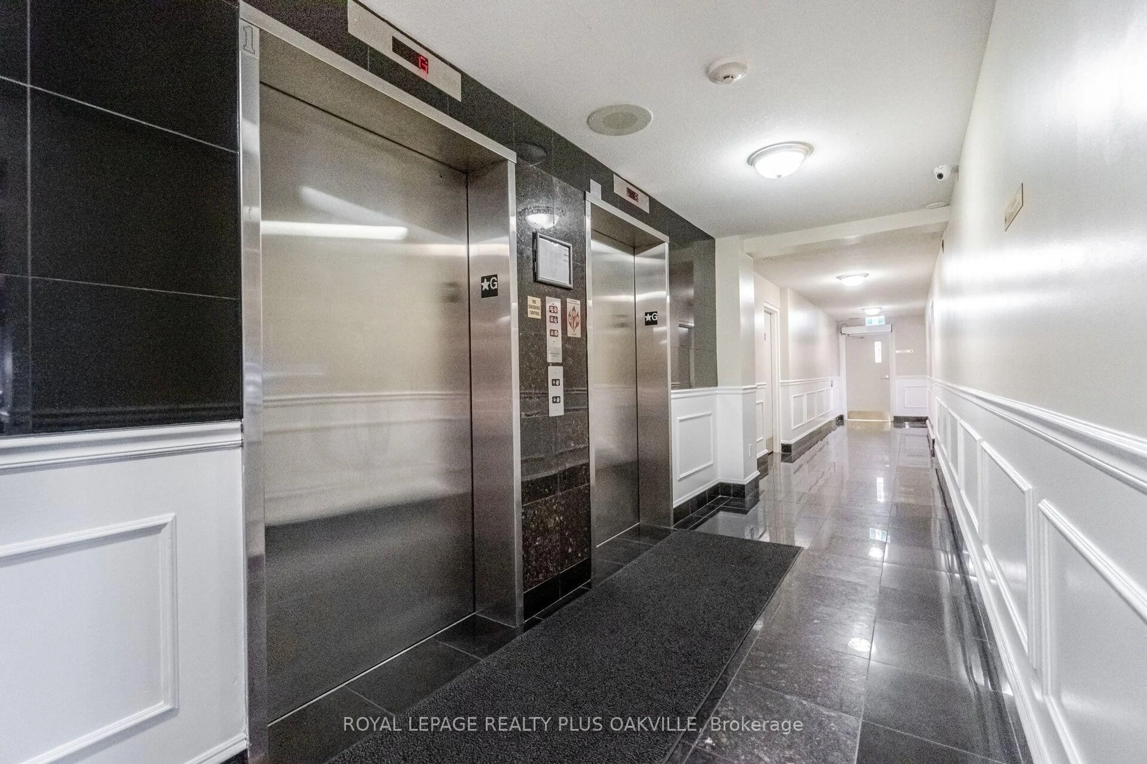 Indoor foyer for 1998 Ironstone Dr #601, Burlington Ontario L7L 7P7