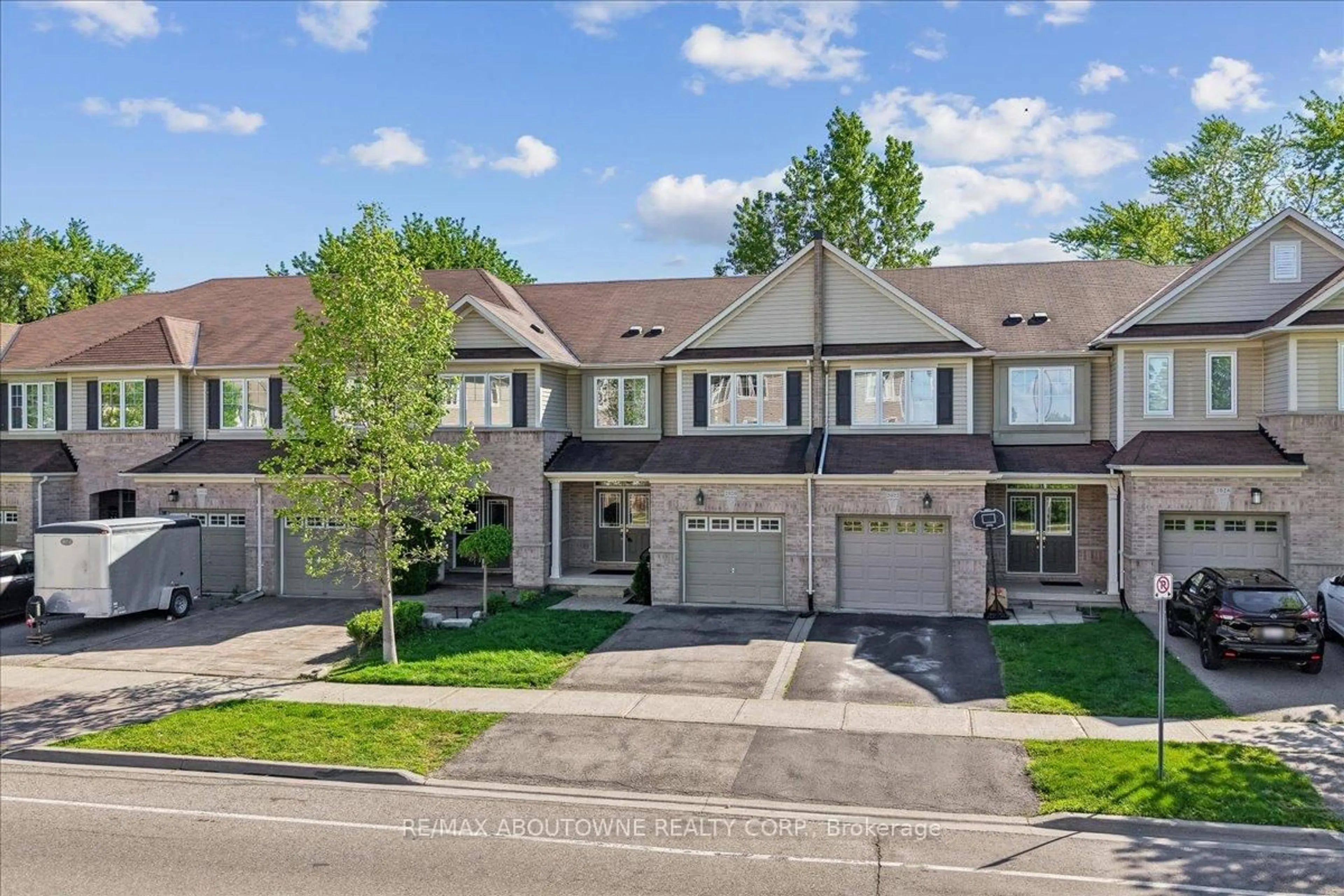 A pic from outside/outdoor area/front of a property/back of a property/a pic from drone, street for 2020 Colonel William Pkwy, Oakville Ontario L6M 0L9