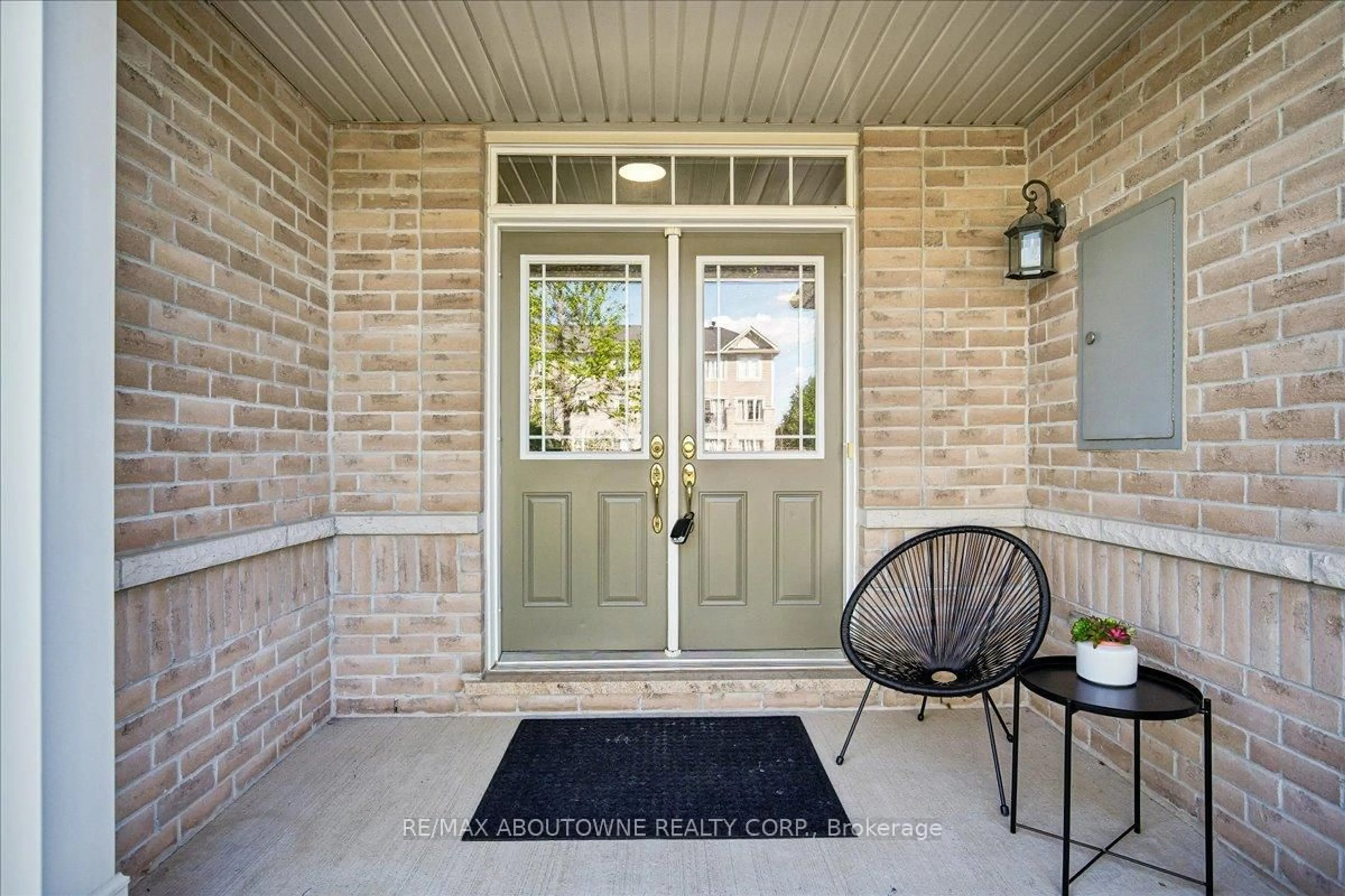 Indoor entryway for 2020 Colonel William Pkwy, Oakville Ontario L6M 0L9