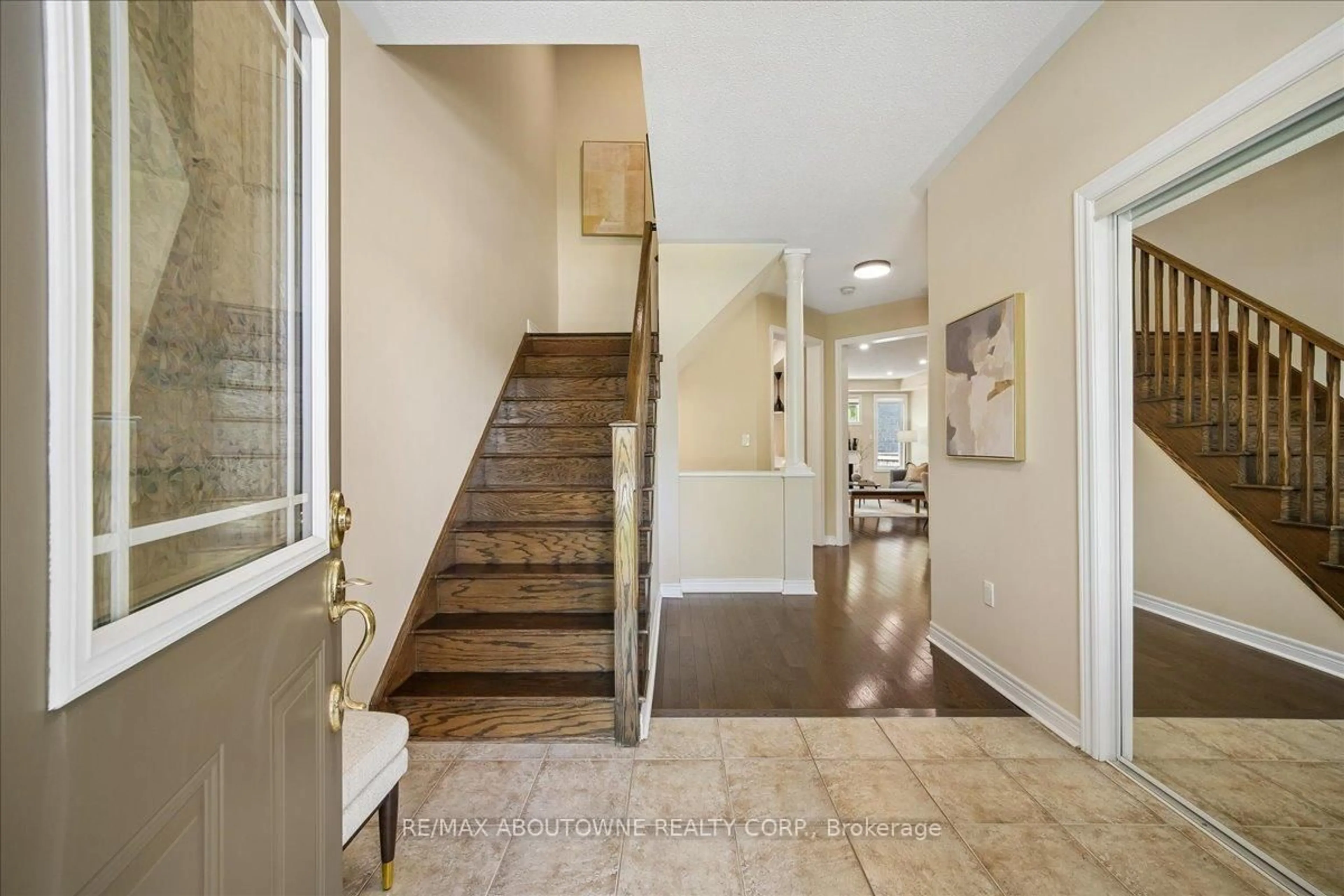 Indoor foyer for 2020 Colonel William Pkwy, Oakville Ontario L6M 0L9