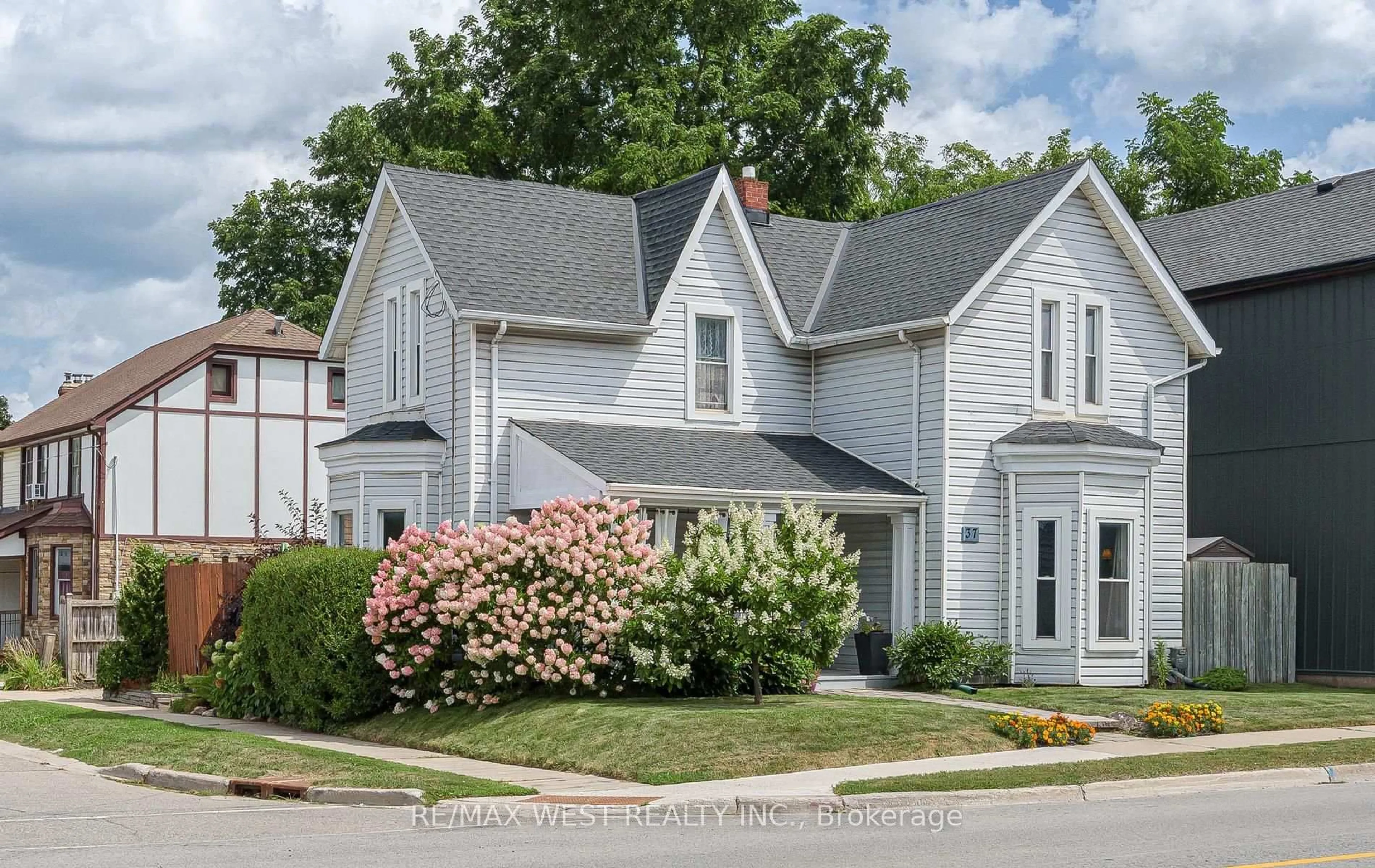 Home with vinyl exterior material, street for 37 Main St, Halton Hills Ontario L7J 1V5