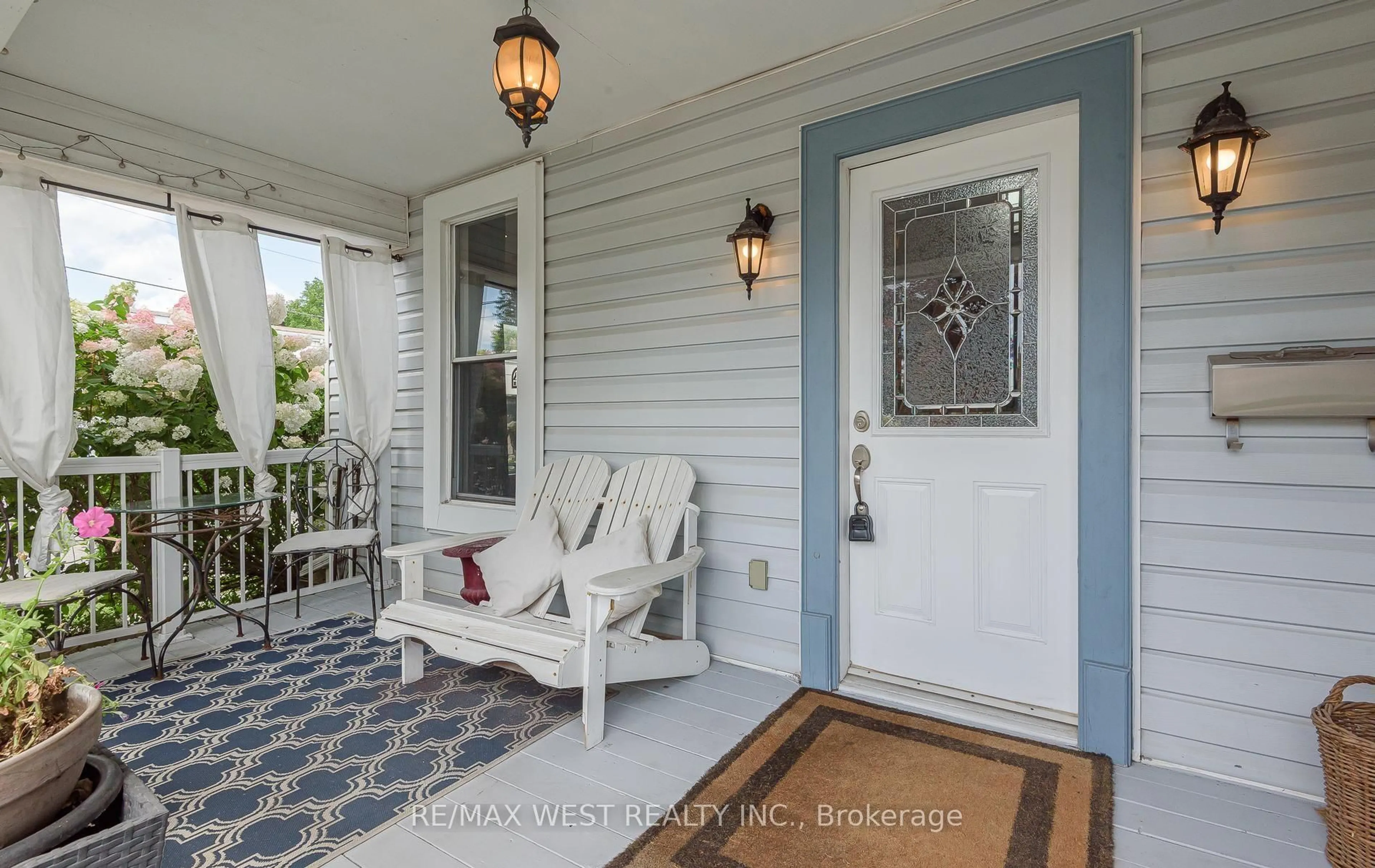 Indoor entryway for 37 Main St, Halton Hills Ontario L7J 1V5