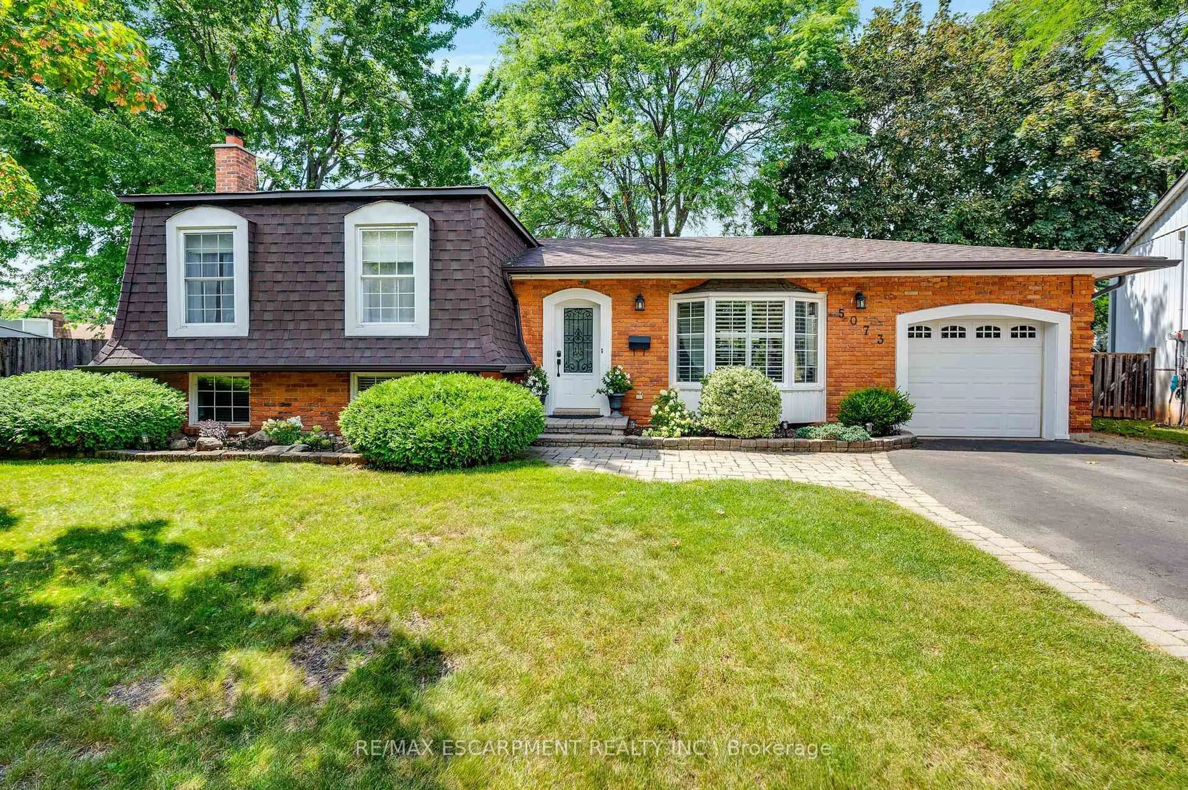 Home with brick exterior material, street for 5073 Queen's Crt, Burlington Ontario L7L 3Z1