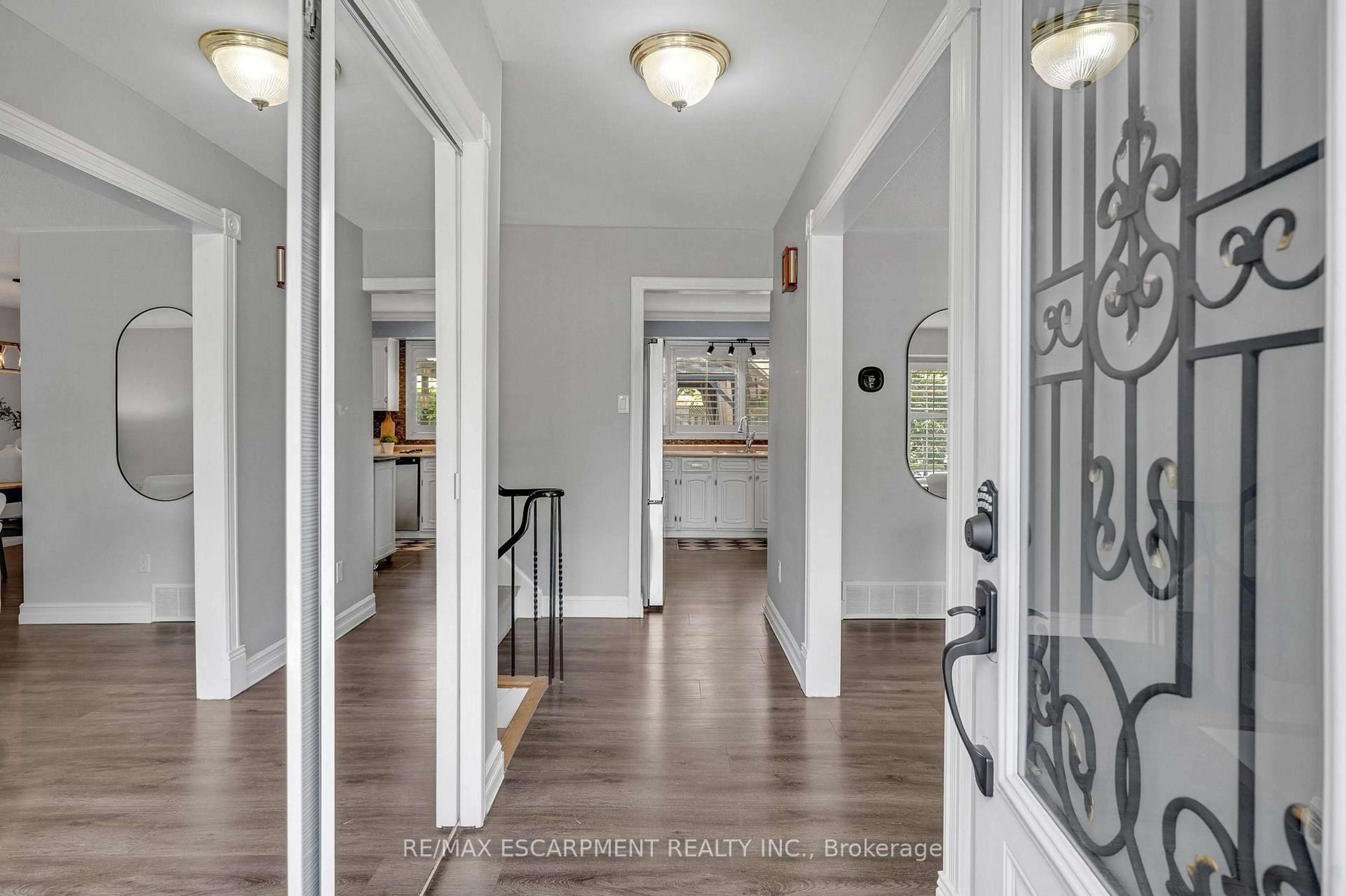 Indoor entryway for 5073 Queen's Crt, Burlington Ontario L7L 3Z1
