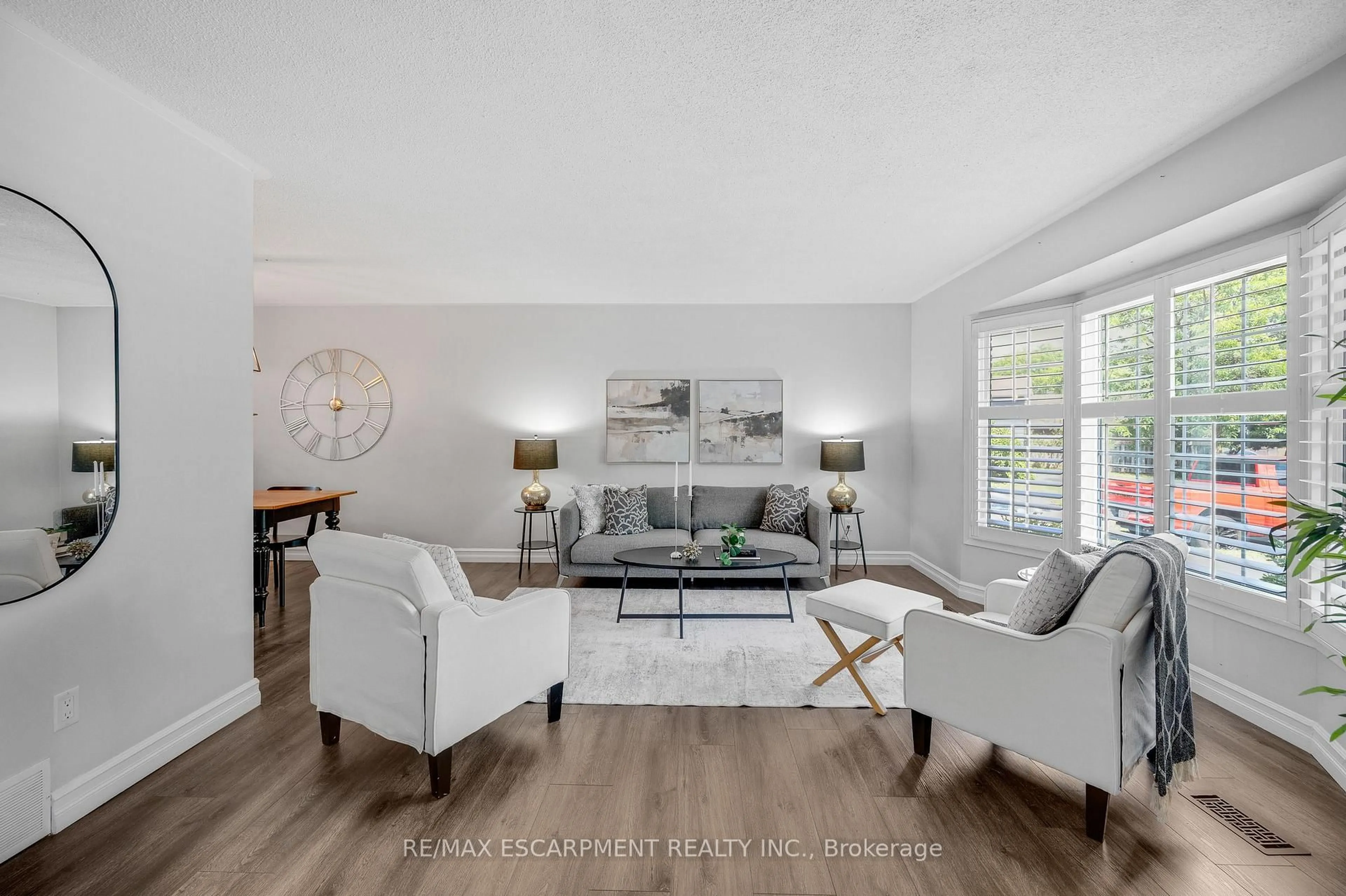 Living room with furniture, unknown for 5073 Queen's Crt, Burlington Ontario L7L 3Z1