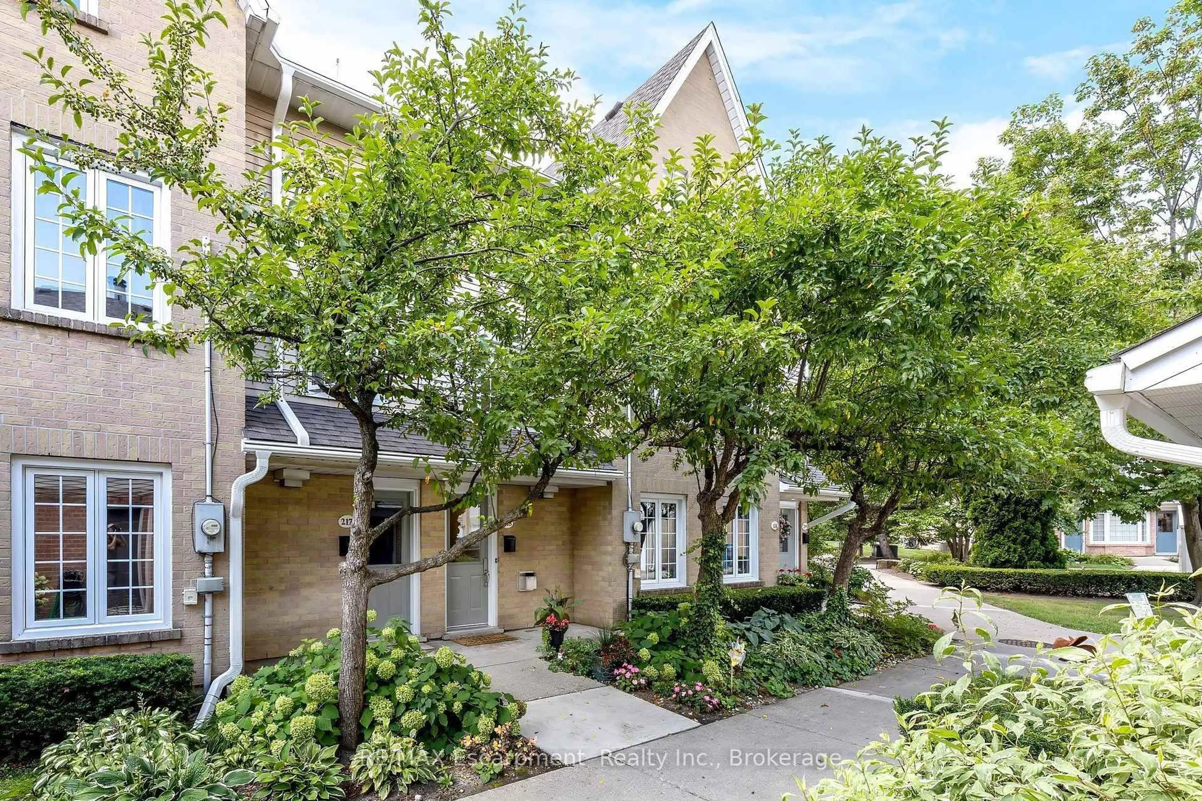 A pic from outside/outdoor area/front of a property/back of a property/a pic from drone, street for 2110 Cleaver Ave #218, Burlington Ontario L7M 3Z3
